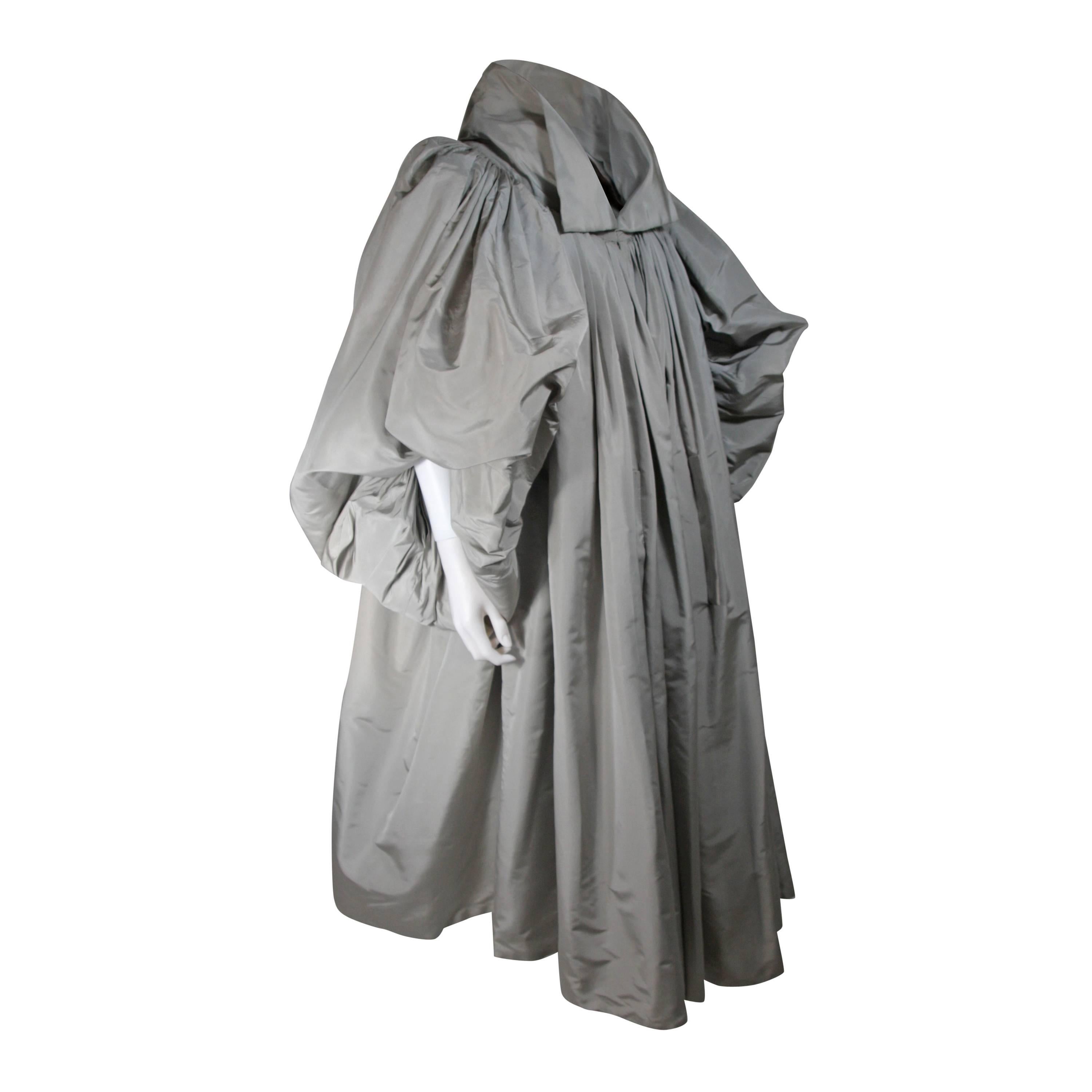 Manteau d'opéra dramatique en soie grise attribué à Galanos Taille Small Medium en vente