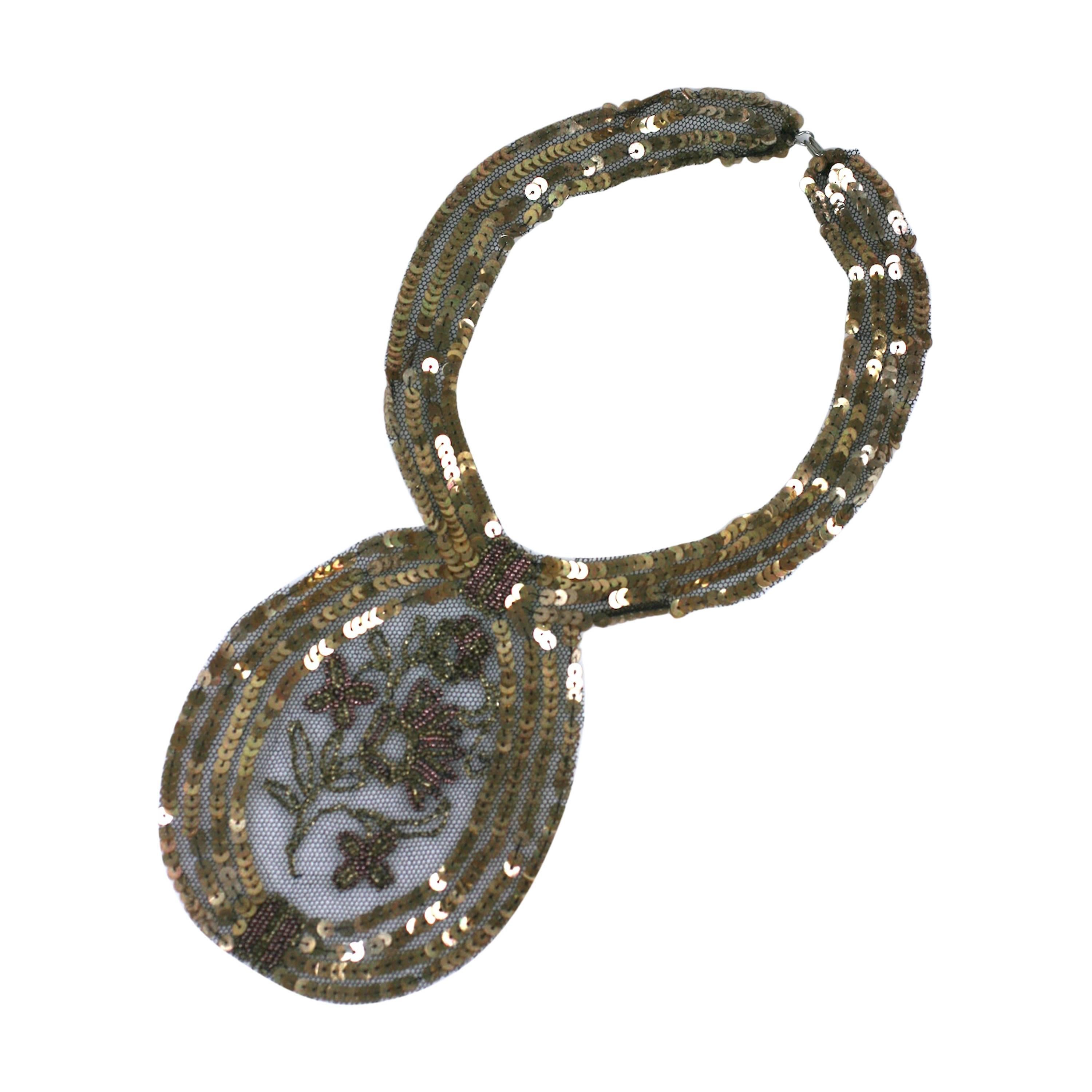 1920er Jahre Stück mit Pailletten und Perlen am Hals im Angebot