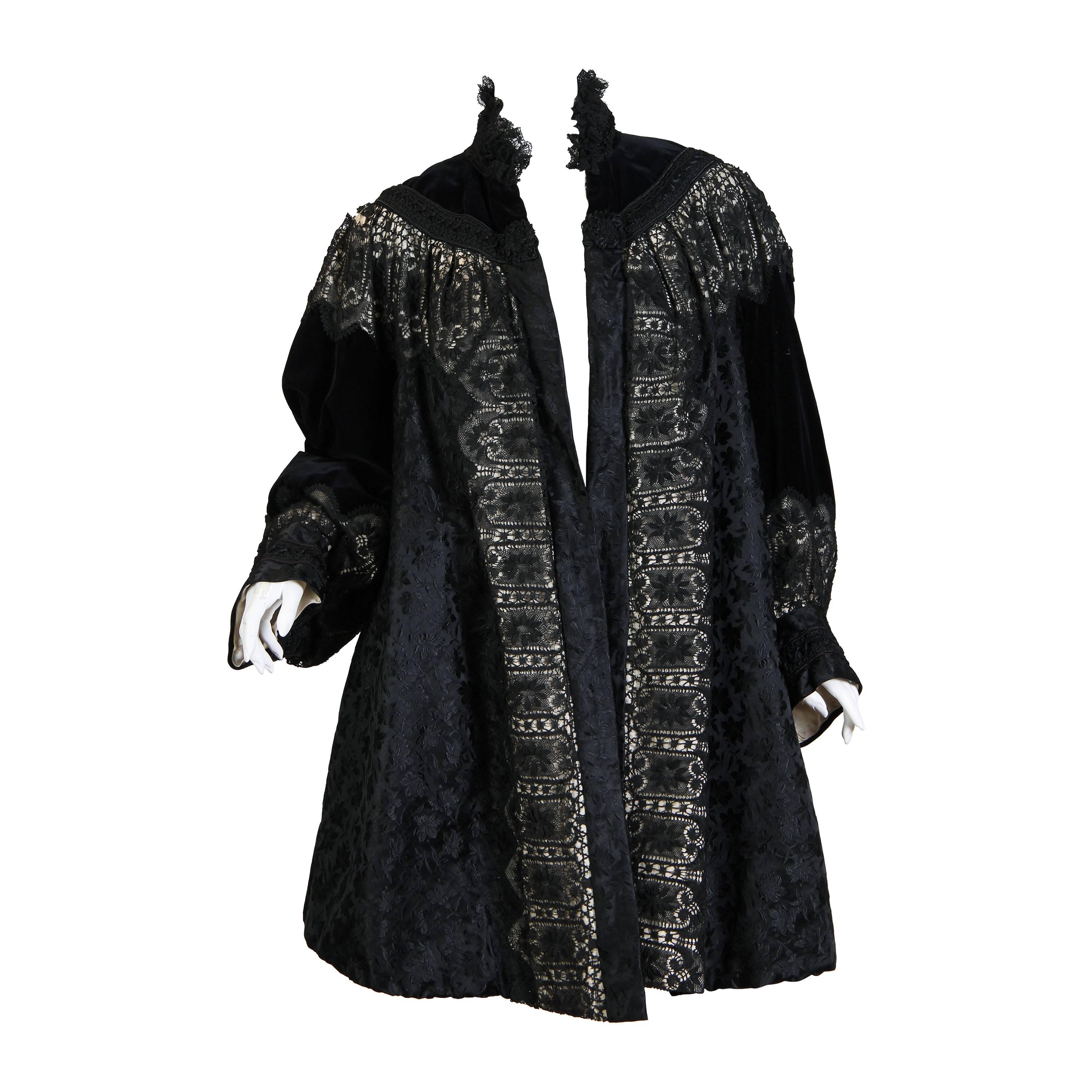 Belle Epoch aus schwarzem und weißem Seidendamast mit Samt und handgefertigter Spitze aus der viktorianischen Zeit S im Angebot