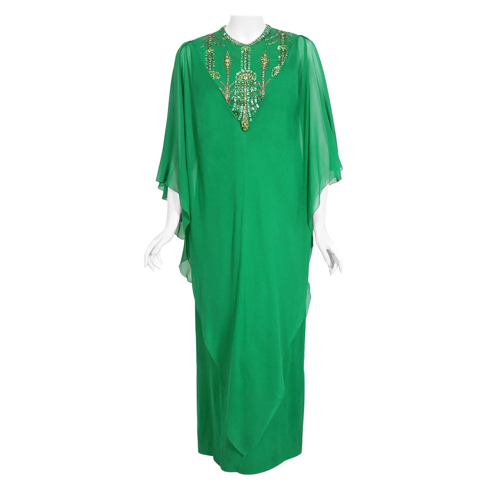 Pierre Cardin - Robe caftan haute couture vintage en mousseline de soie verte perlée, 1965 en vente