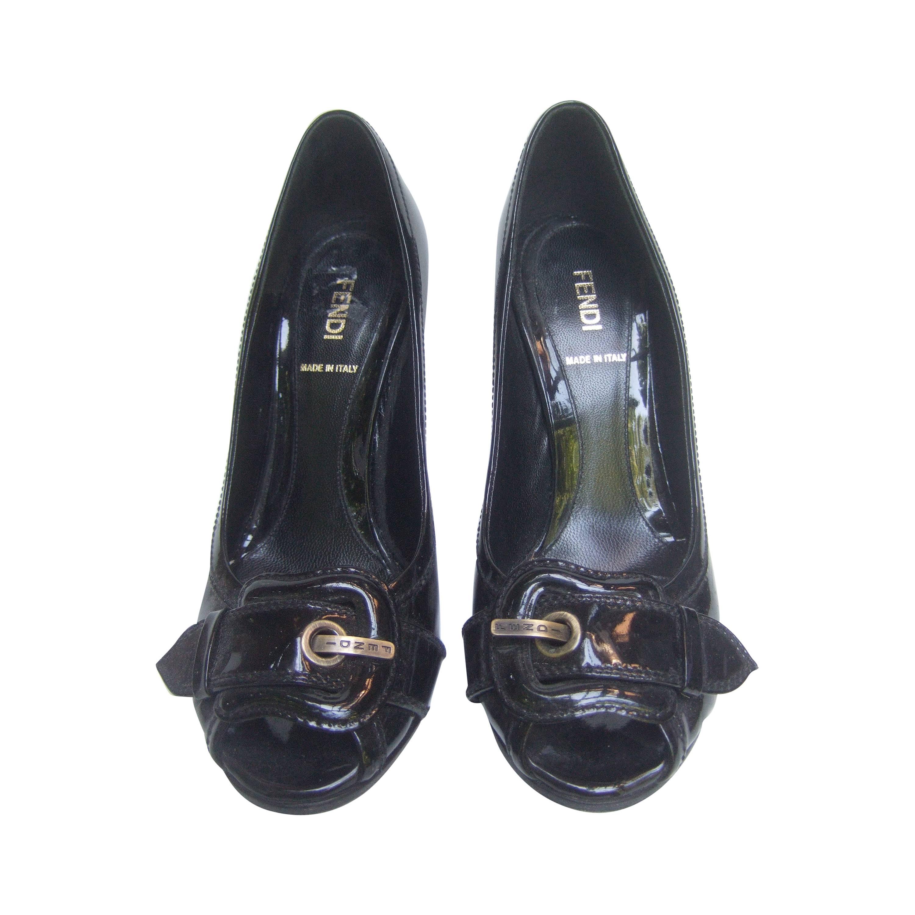 Fendi Italia Pumps in pelle verniciata nera con fibbia 37,5 in vendita
