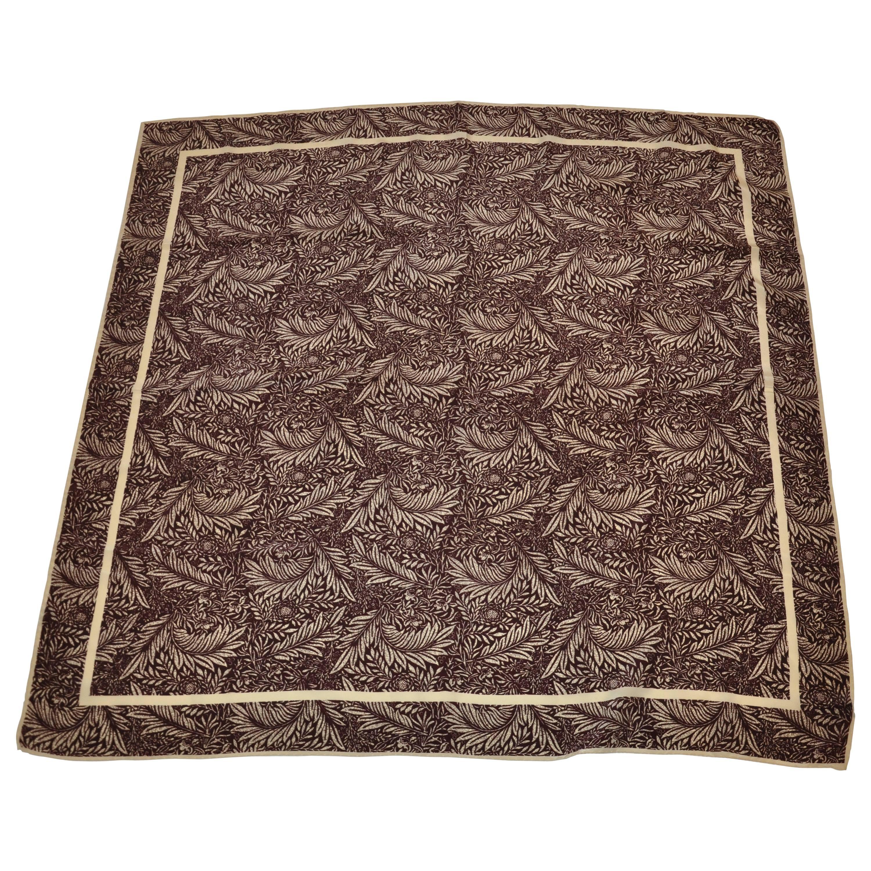 Saldarini - Grande écharpe en soie à fleurs marron et beige en vente
