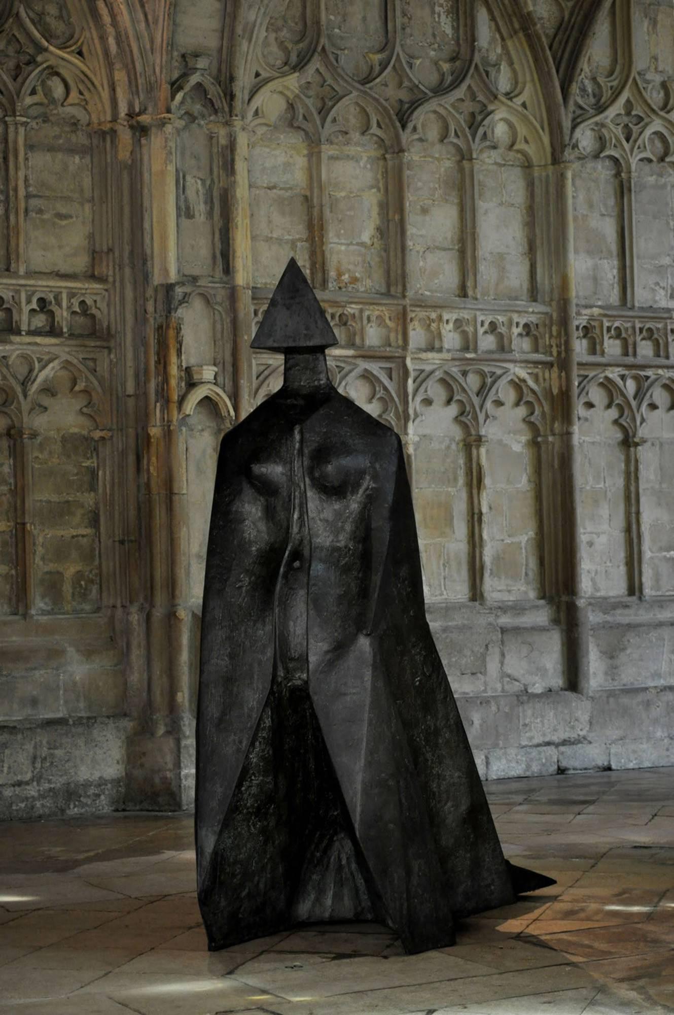 Cloaked-Figur IX – Art von LYNN CHADWICK CBE