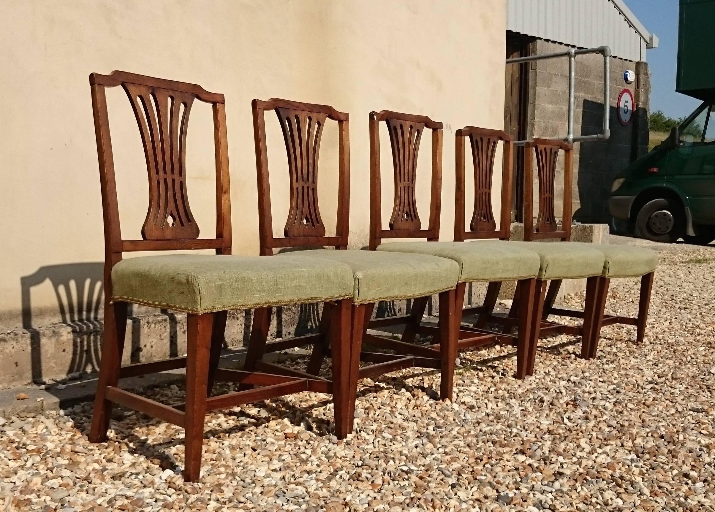 Set of Five English Late 18th Century Elm Dining Chairs In Good Condition In Gloucestershire, GB