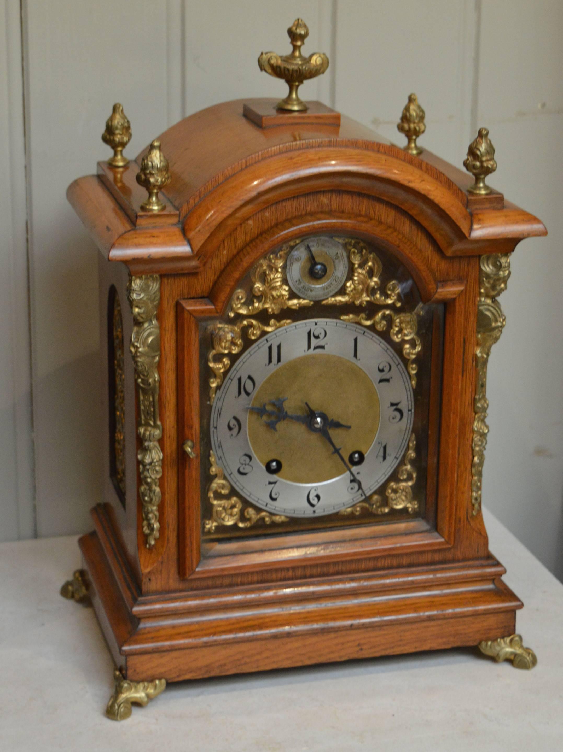 Light Oak Ting Tang Bracket Clock In Good Condition For Sale In Buckinghamshire, GB