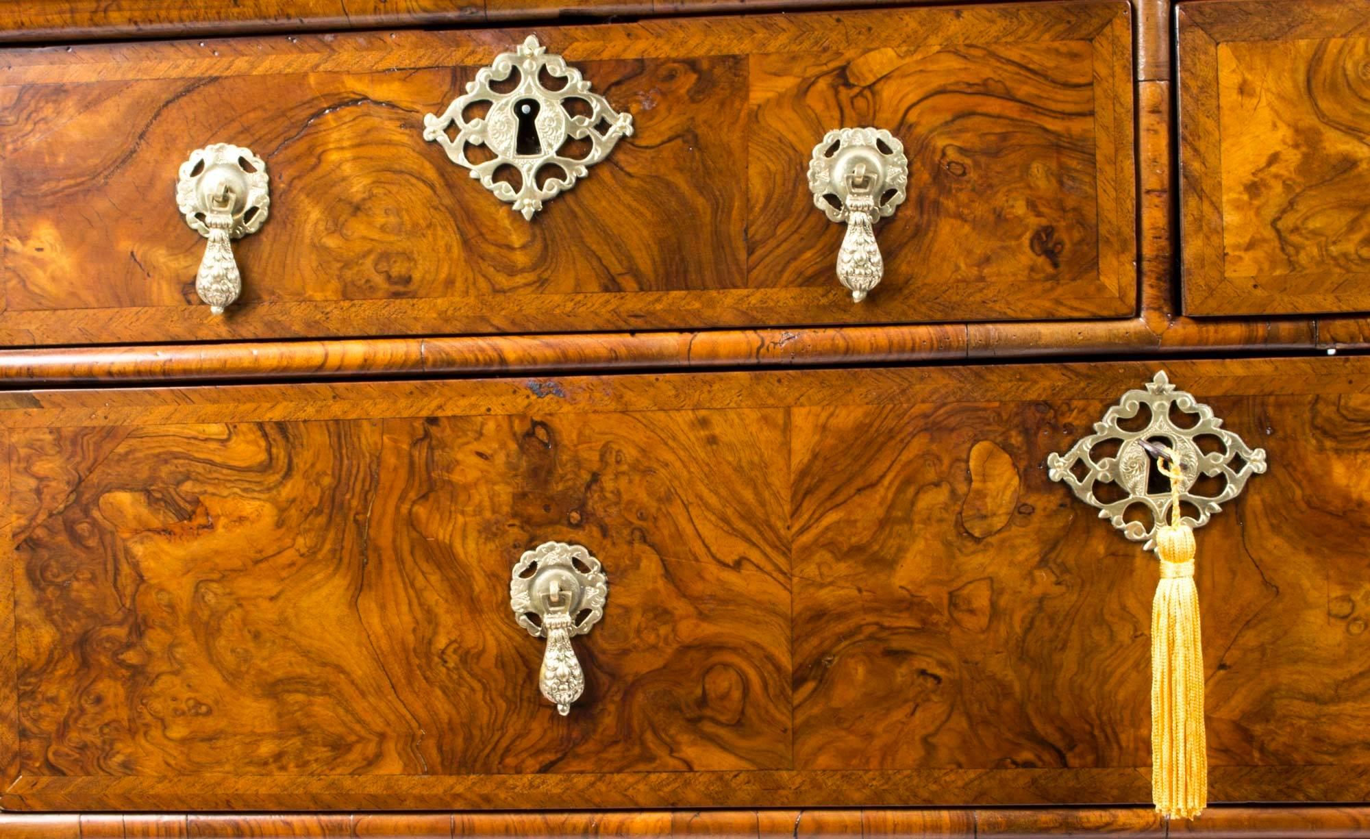 Antique English Queen Anne Walnut Chest Drawers, circa 1730 In Excellent Condition In London, GB