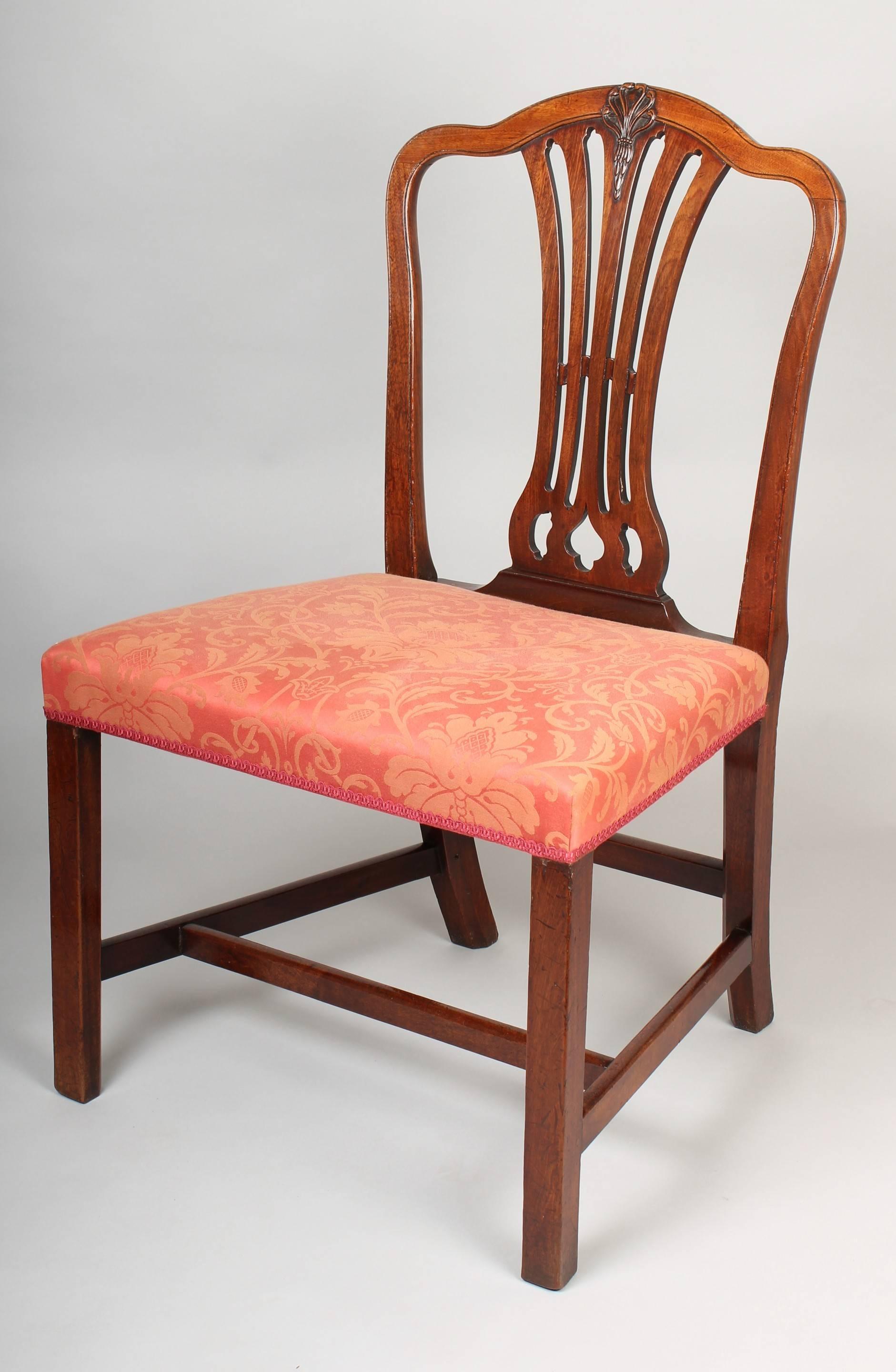 Pair of George III Period Mahogany Side Chairs in the Hepplewhite Style In Good Condition For Sale In Cambridge, GB