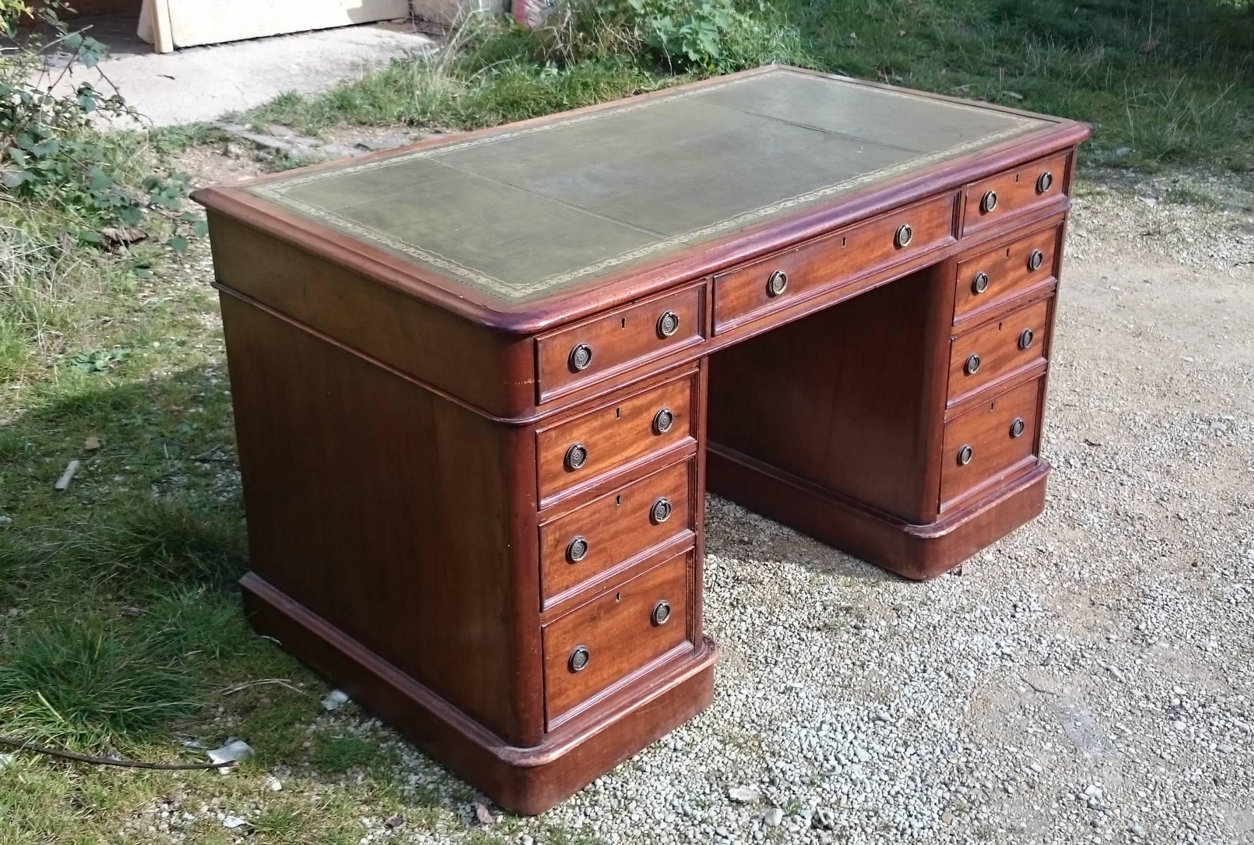 Antique Pedestal Desk in Mahogany In Good Condition In Gloucestershire, GB