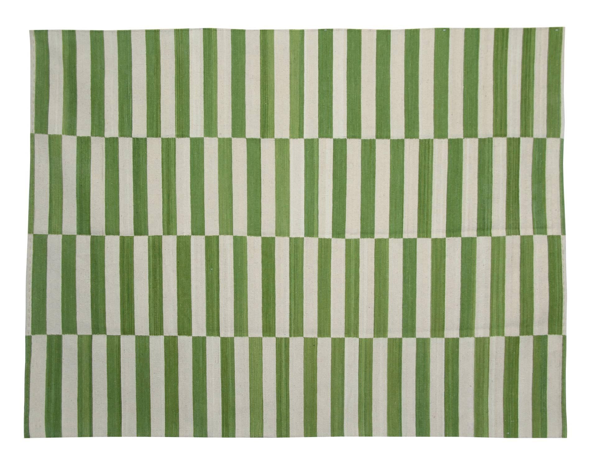 This lime green striped rug represents a good option if you are looking for a modern carpet. The colours, lime green and white, confer a fresh look to the carpet. The kilim has been entirely hand woven in Afghanistan with natural materials, wool and