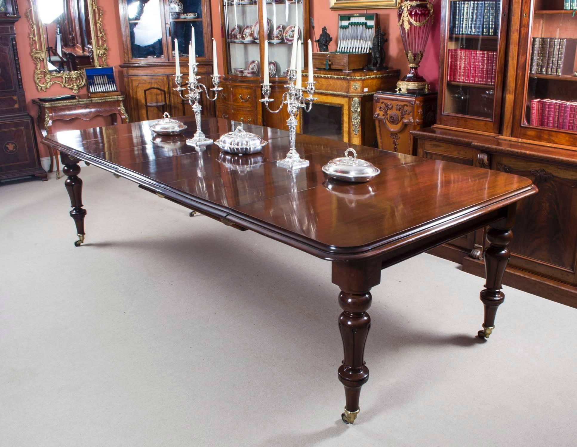 Antique Victorian Mahogany Dining Table with 12 Shield-Back Chairs In Excellent Condition In London, GB