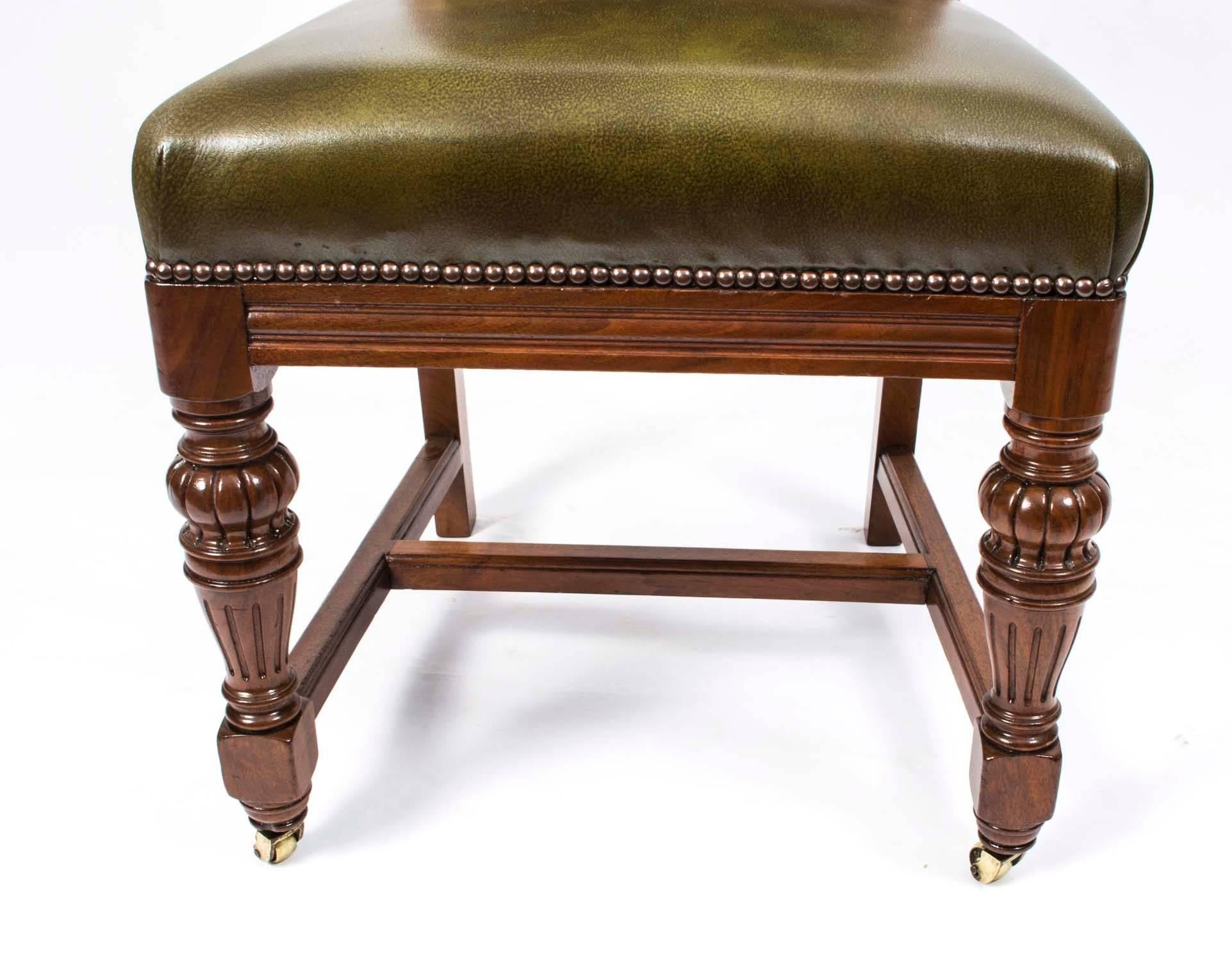 Antique Set of 16 Victorian Walnut Dining Chairs, circa 1850 4