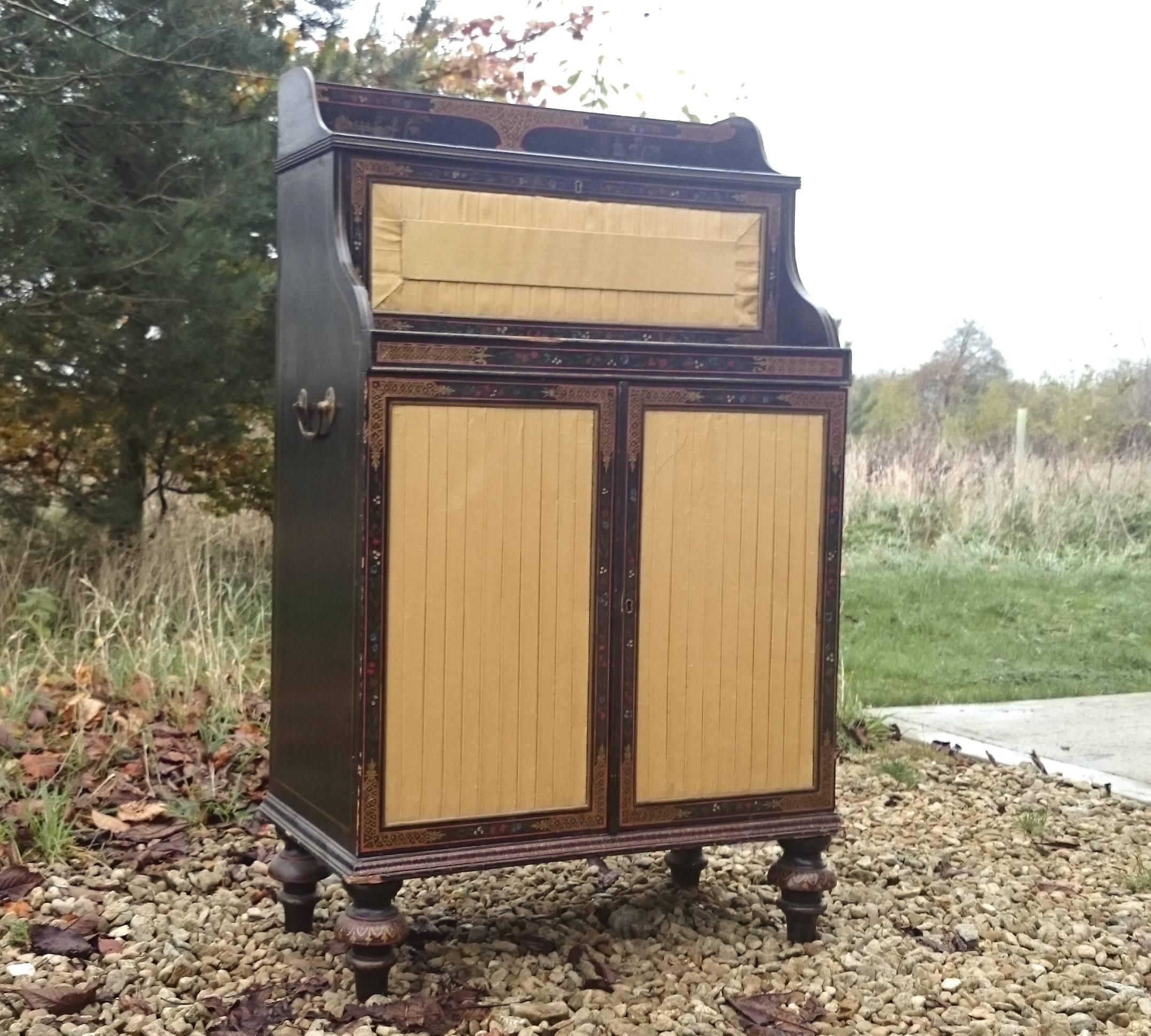 Very fine example of a Regency chinoiserie lacquered cabinet dating from 1820. This sort of painted furniture was extremely popular among the well-travelled wealthy English of the period. Most of them would not necessarily have made it to China, but