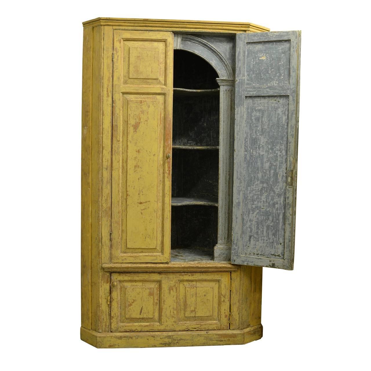 Georgian Painted Standing Corner Cupboard, English, circa 1740 In Good Condition For Sale In London, GB