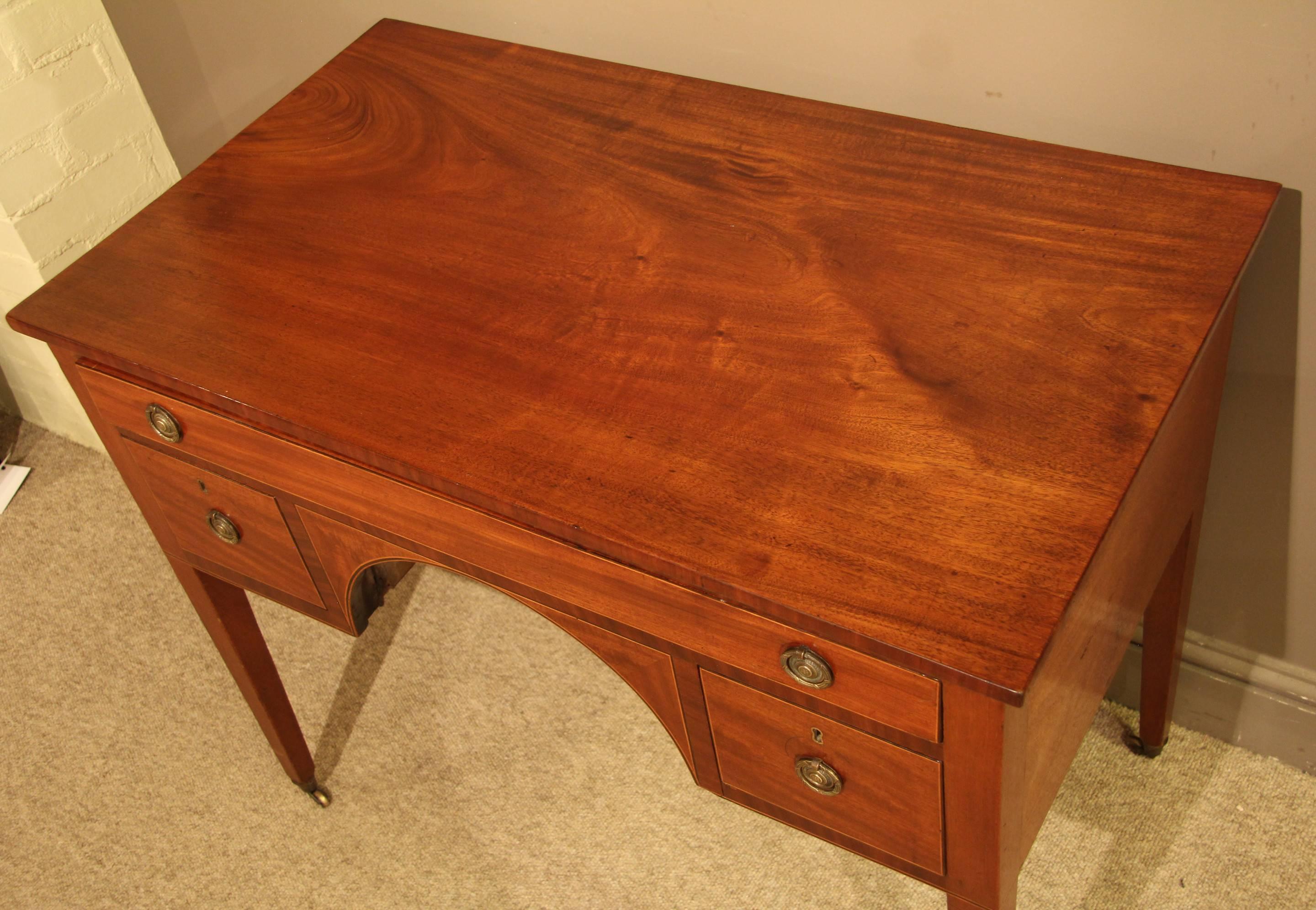 An elegant George III mahogany dressing table circa 1810. 

Dimensions: 
width 36.25
