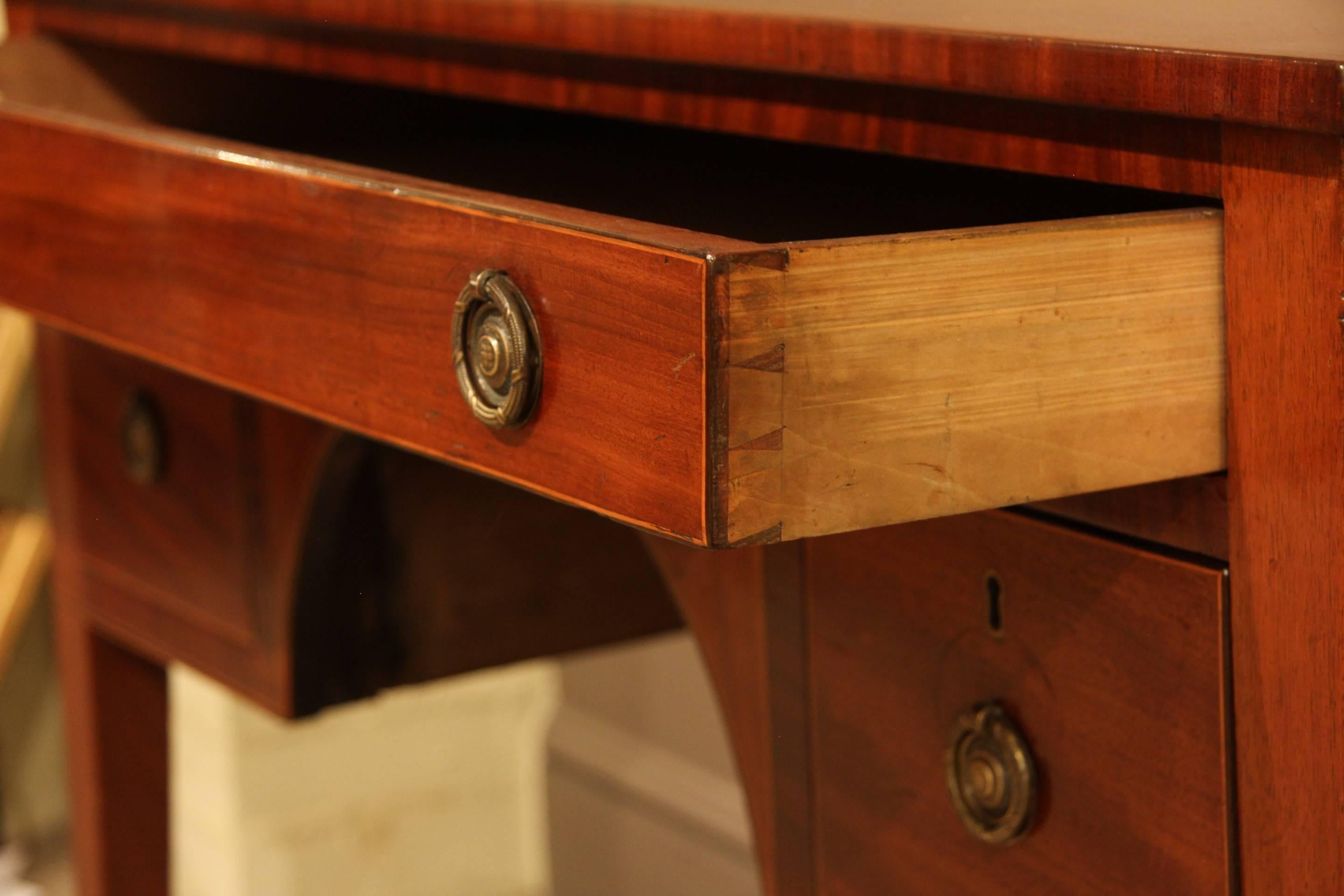 Elegant George III Mahogany Dressing Table, circa 1810 In Good Condition In Wiltshire, GB