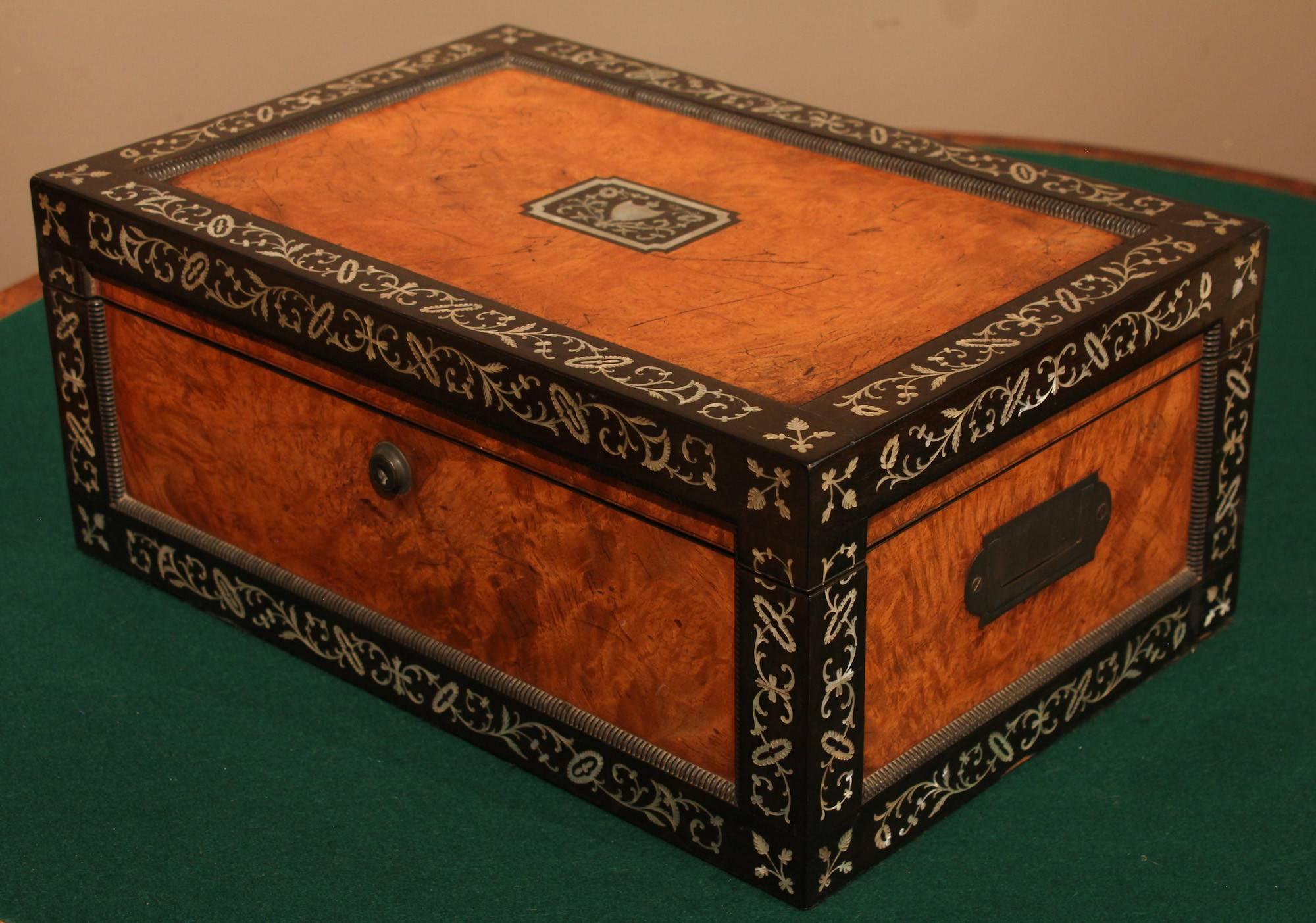 A fine mid 19th century elm and mother of pearl jewellery box, circa 1850. 

Dimensions: 
width 15.75