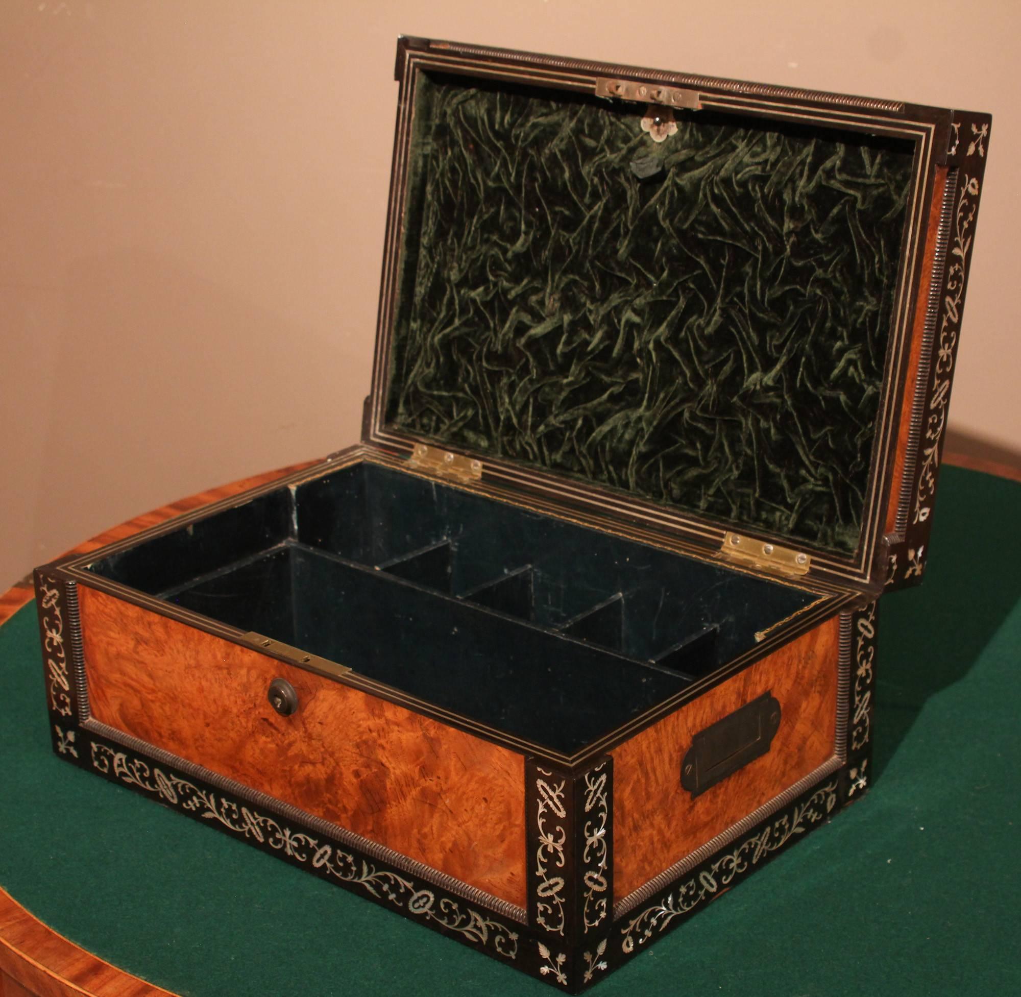 Fine Mid-19th Century Elm and Mother of Pearl Jewellery Box, circa 1850 In Good Condition In Wiltshire, GB