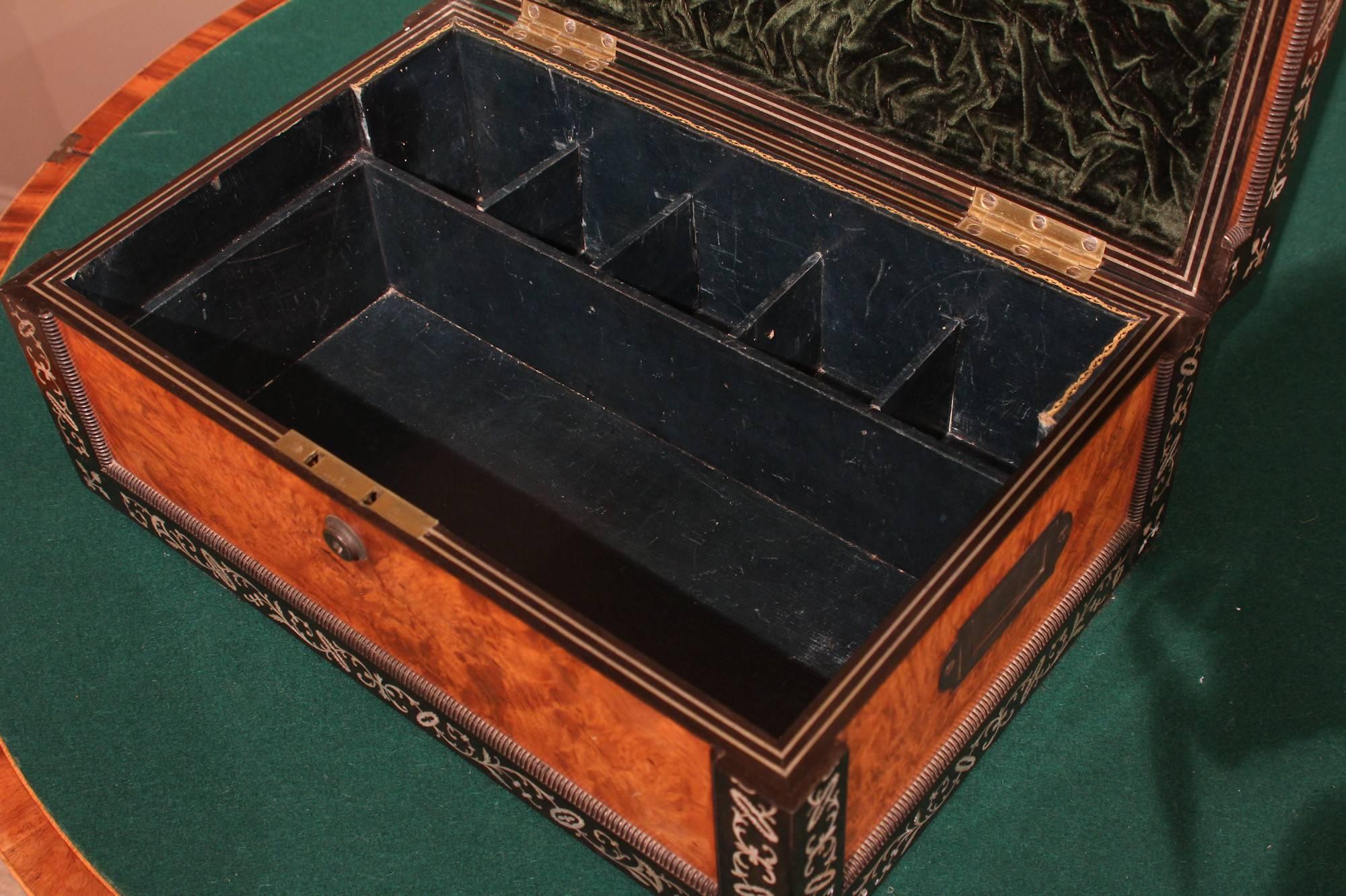 Fine Mid-19th Century Elm and Mother of Pearl Jewellery Box, circa 1850 1
