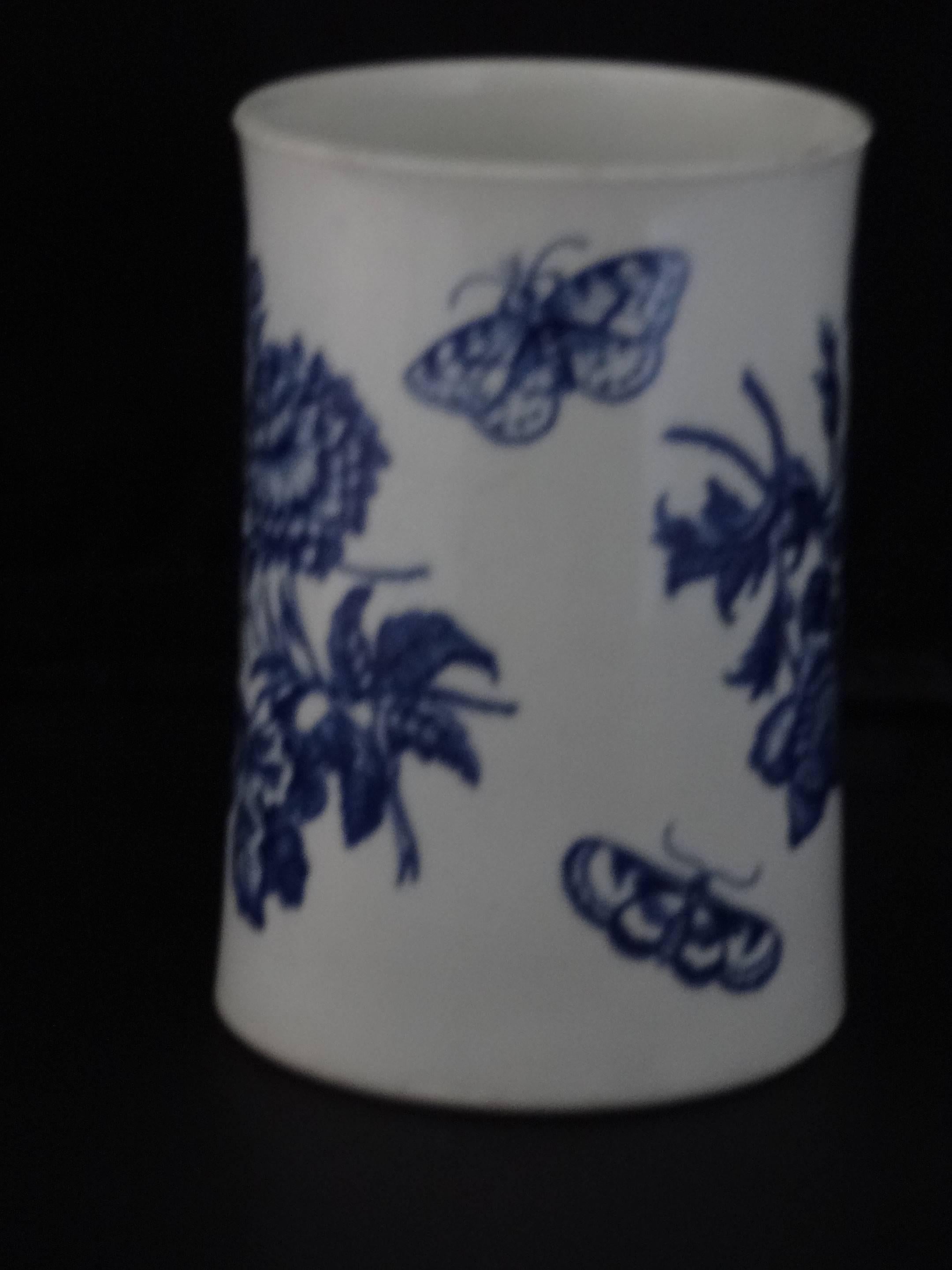 English Porcelain Mug with Blue and White Decoration For Sale