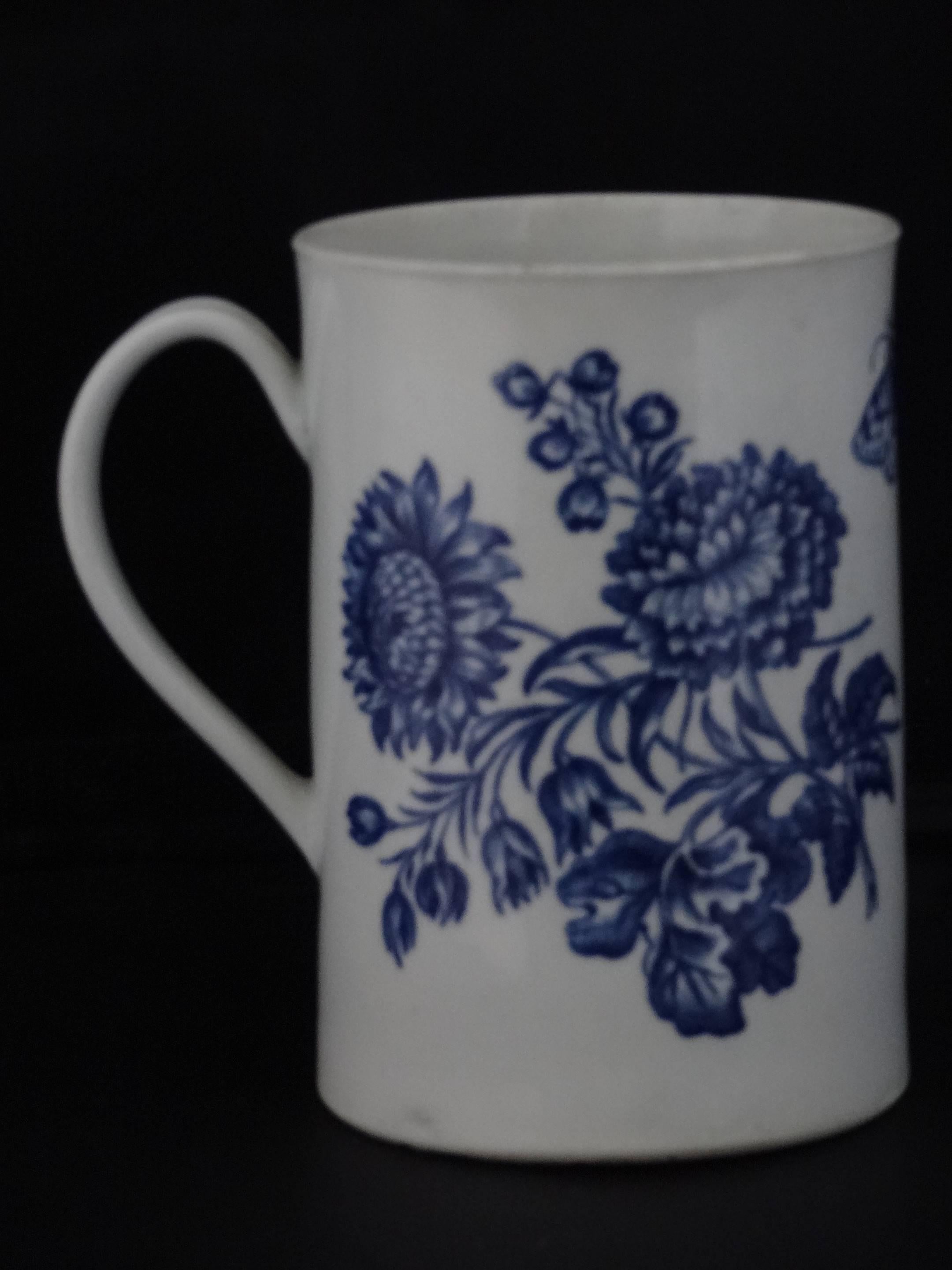 Porcelain Mug with Blue and White Decoration In Good Condition For Sale In Leeds, GB