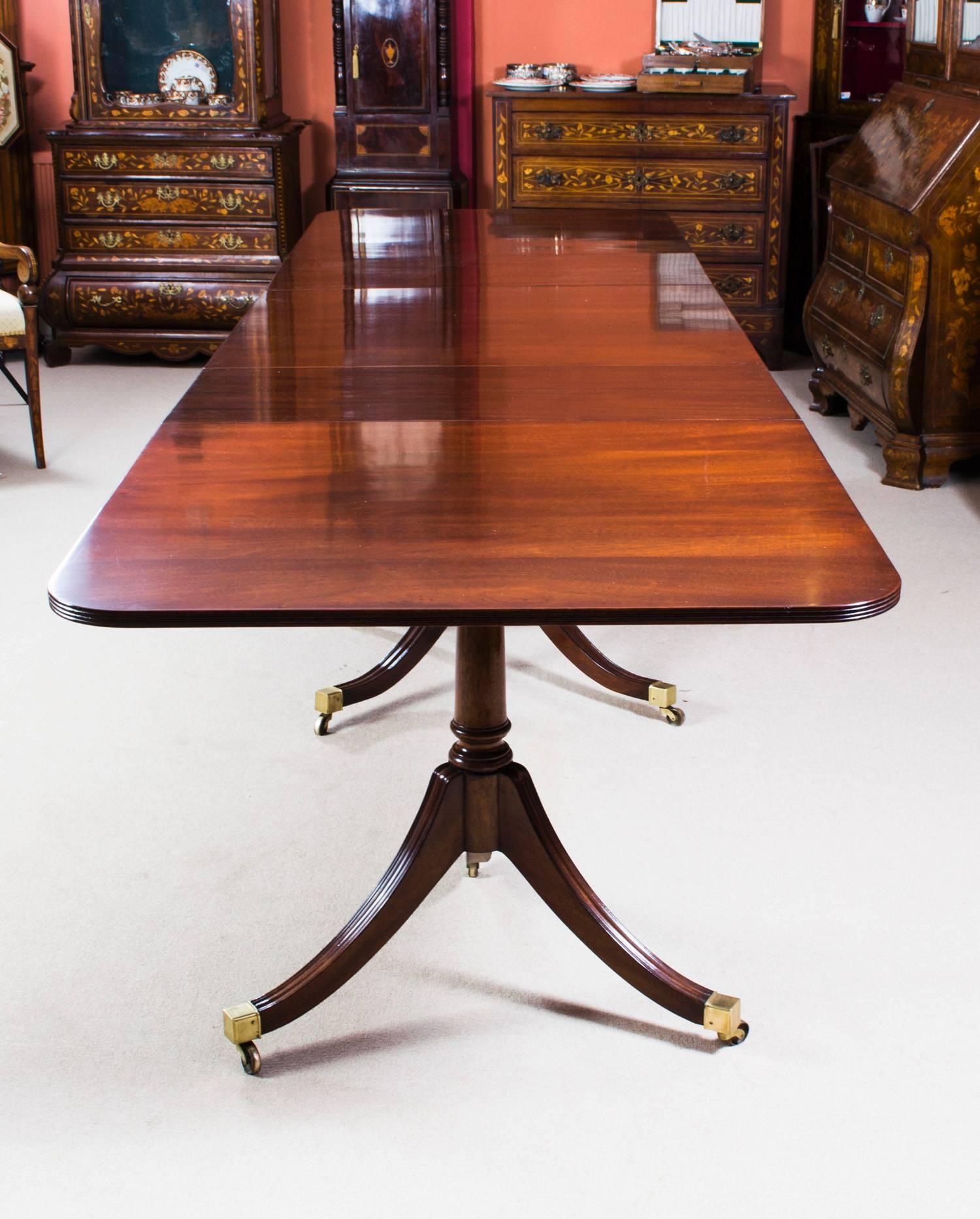 Antique Regency Three-Pillar Dining Table and Ten Chairs circa 1900 In Excellent Condition In London, GB