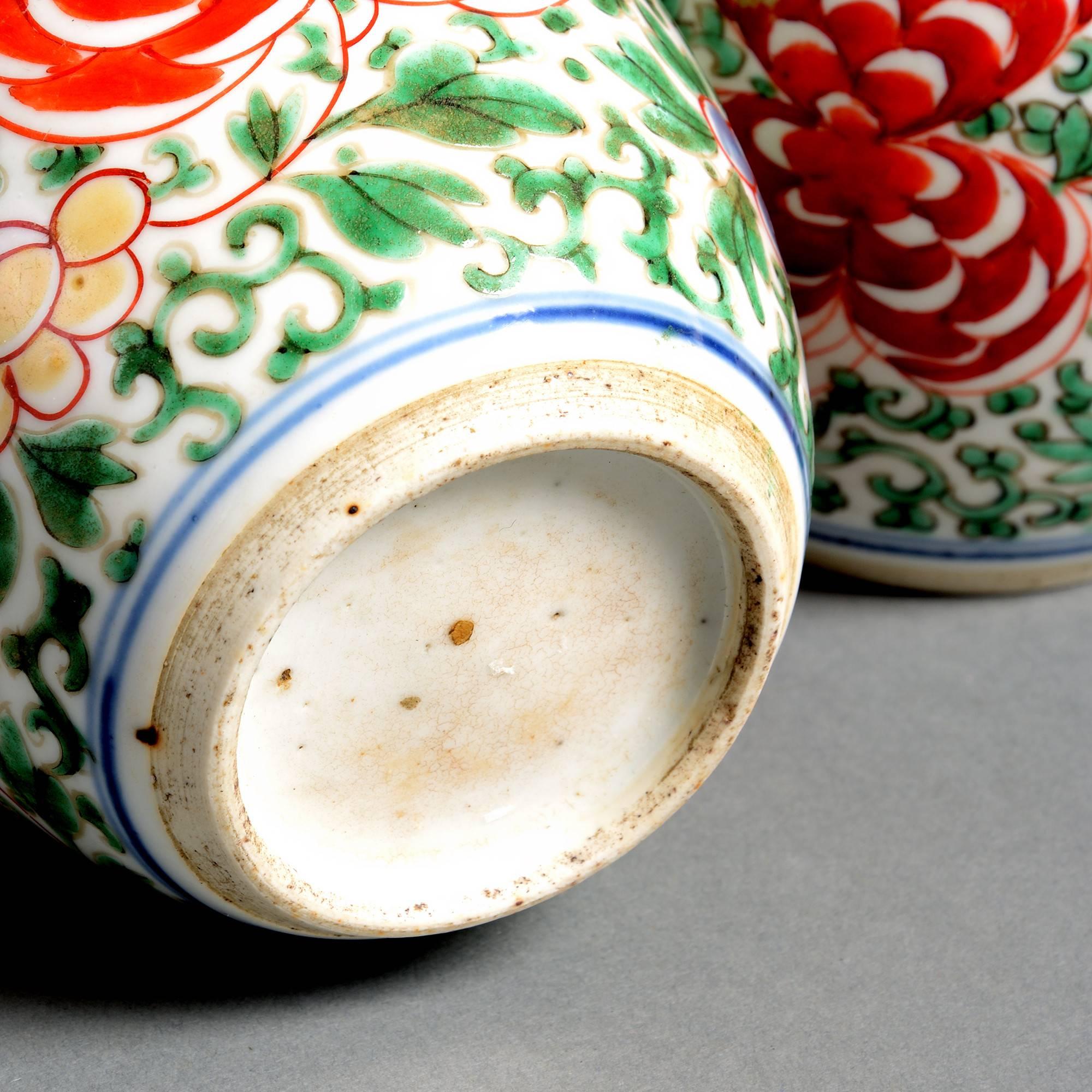 Pair of 17th Century Kangxi Period Wucai Porcelain Vases In Good Condition In London, GB