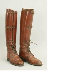 Vieille paire de bottes de campagne ou d'équitation en cuir par Trickers