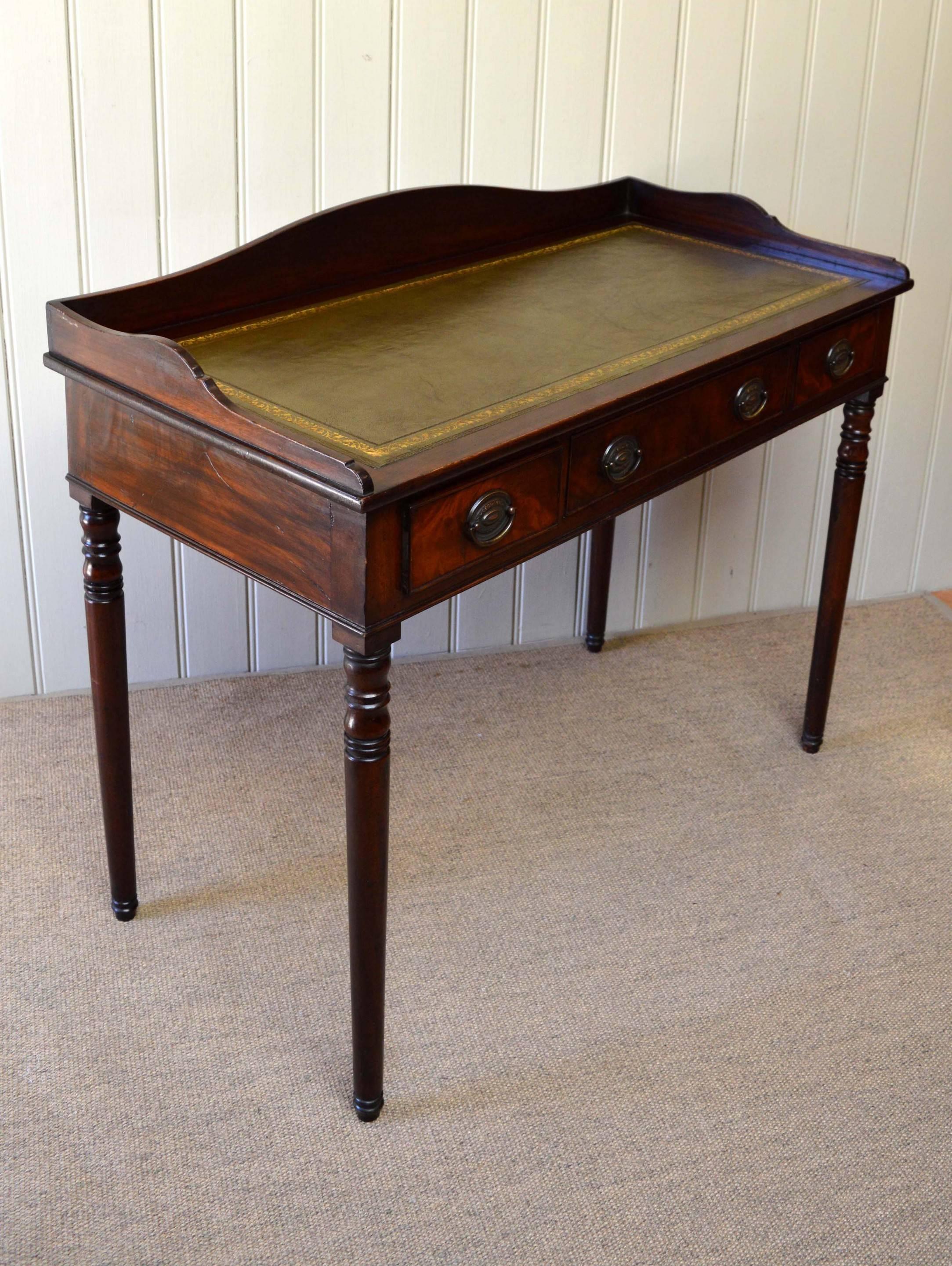 Mahogany Writing Desk In Good Condition In Buckinghamshire, GB