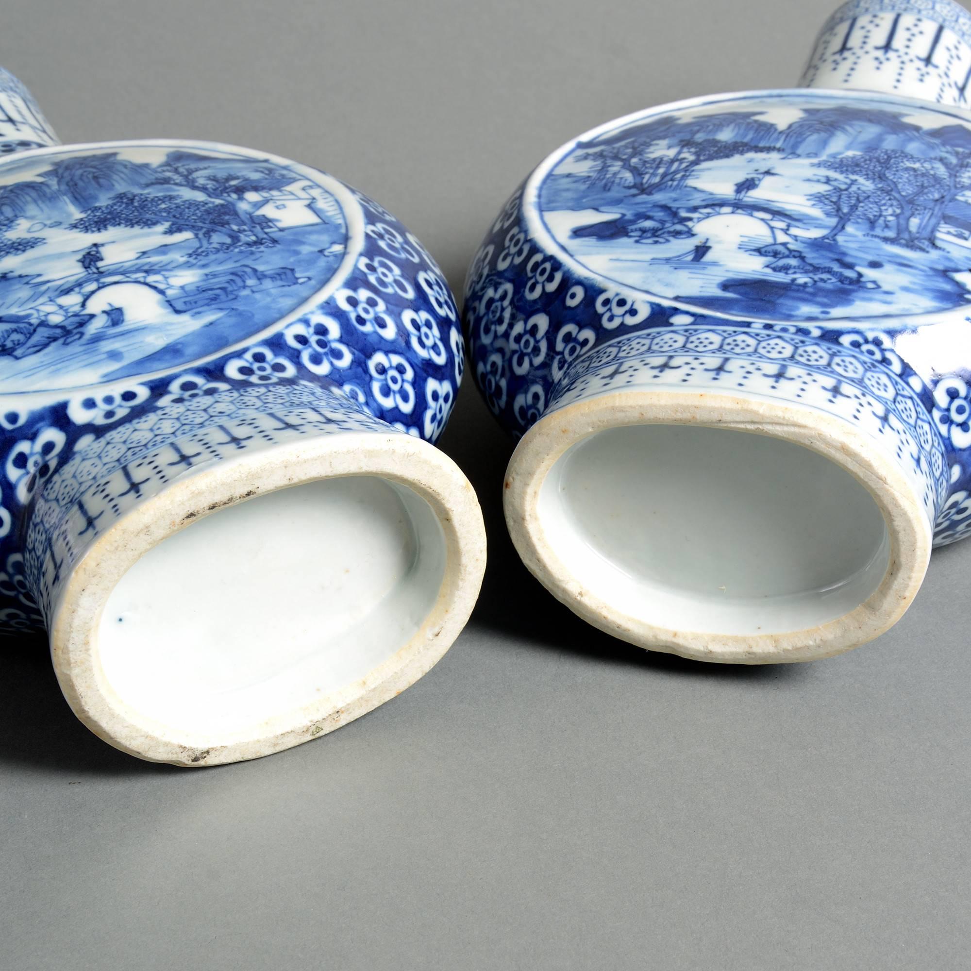Pair of 19th Century Blue and White Porcelain Moon Flasks In Good Condition In London, GB