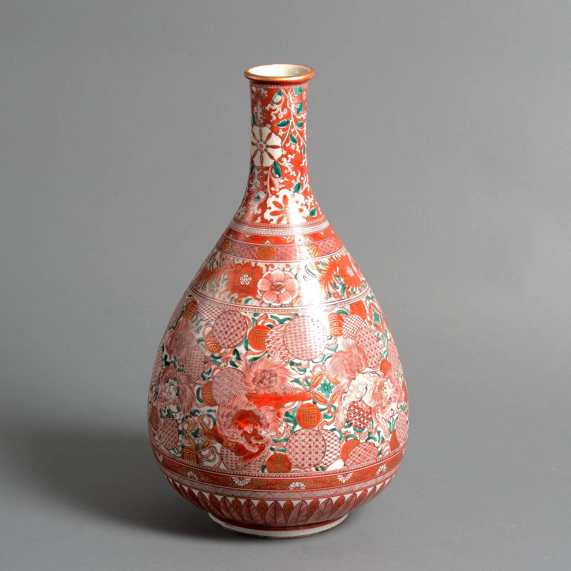 Eine fein dekorierte Kutani-Porzellanvase in Flaschenform aus dem späten 19. 

Meiji-Periode (1868-1912).

Zustand: Felgenbruch restauriert.