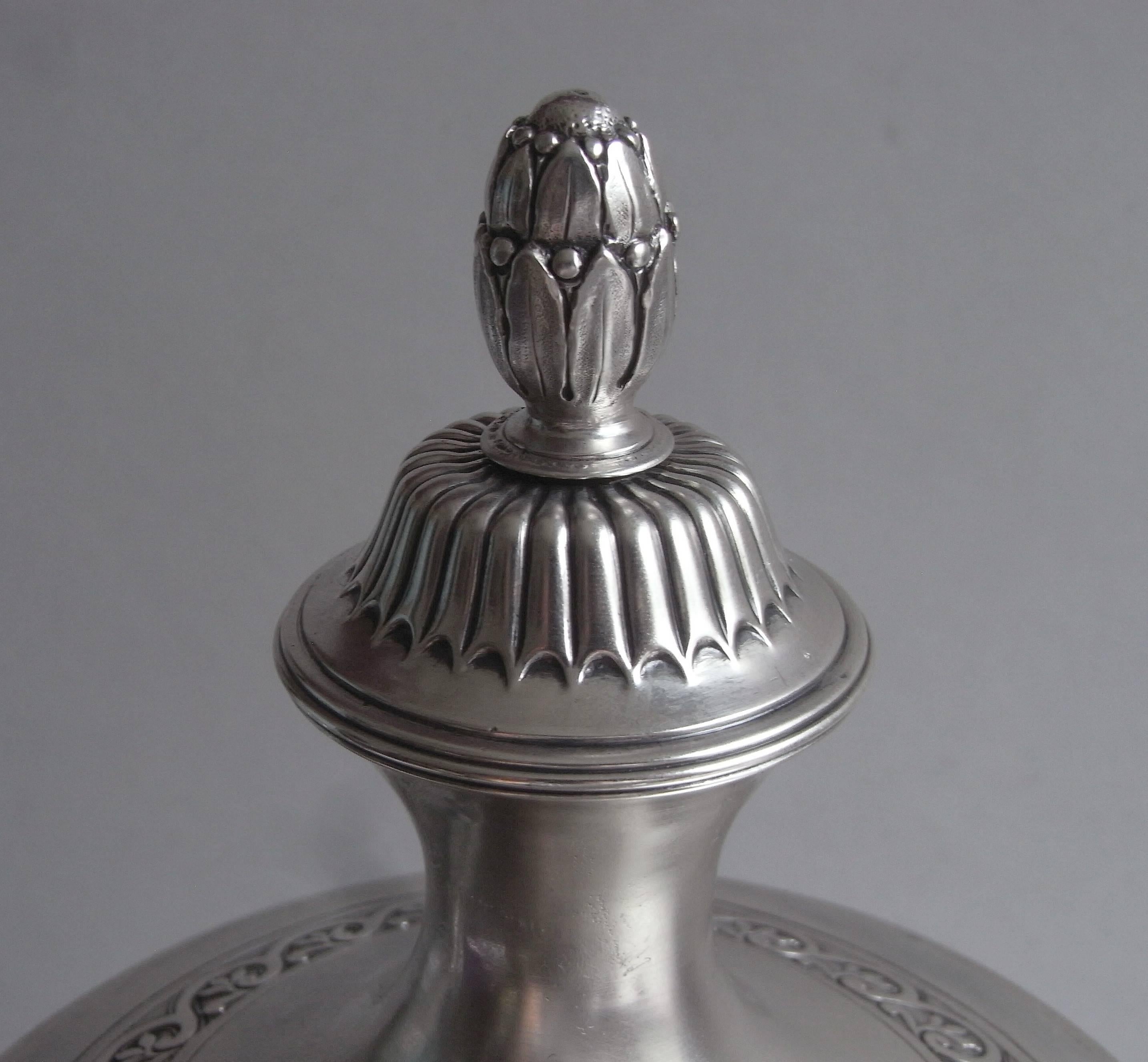 18th Century The Dundas Urn. An outstanding George III Tea/Water Urn 