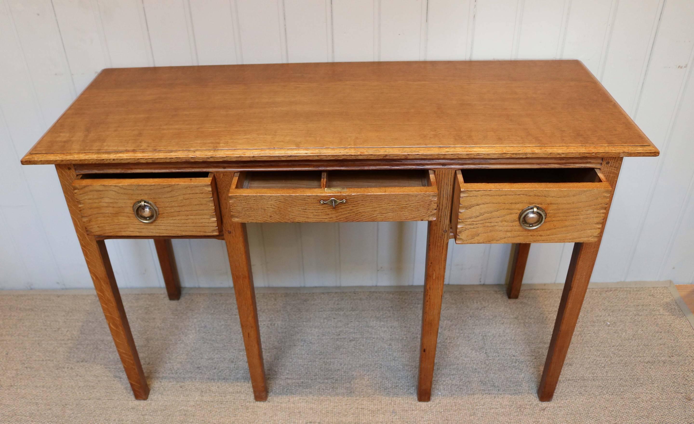 Gordon Russell Solid Oak Side or Dressing Table In Good Condition For Sale In Buckinghamshire, GB