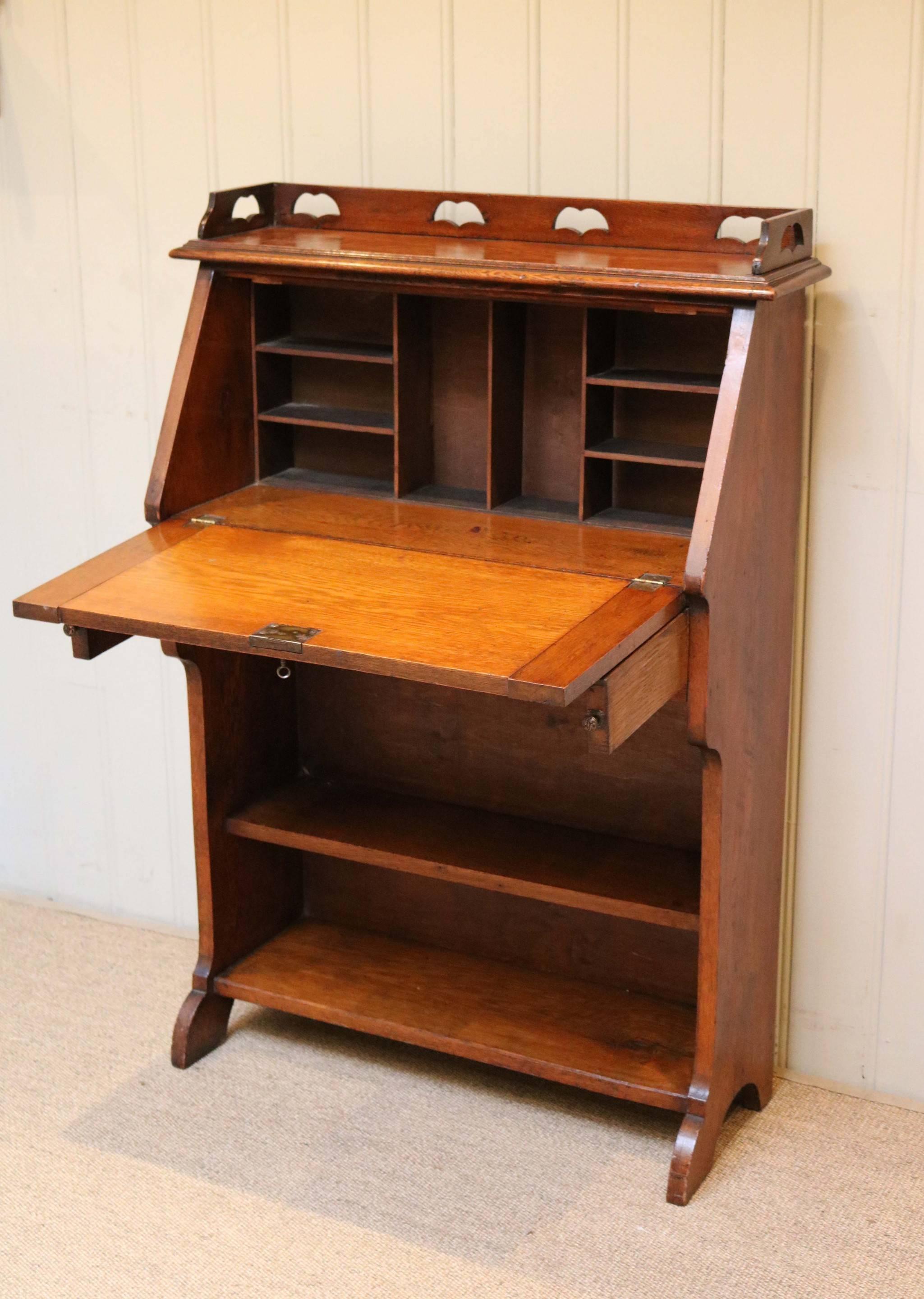 Arts and Crafts Oak Bureau In Good Condition In Buckinghamshire, GB