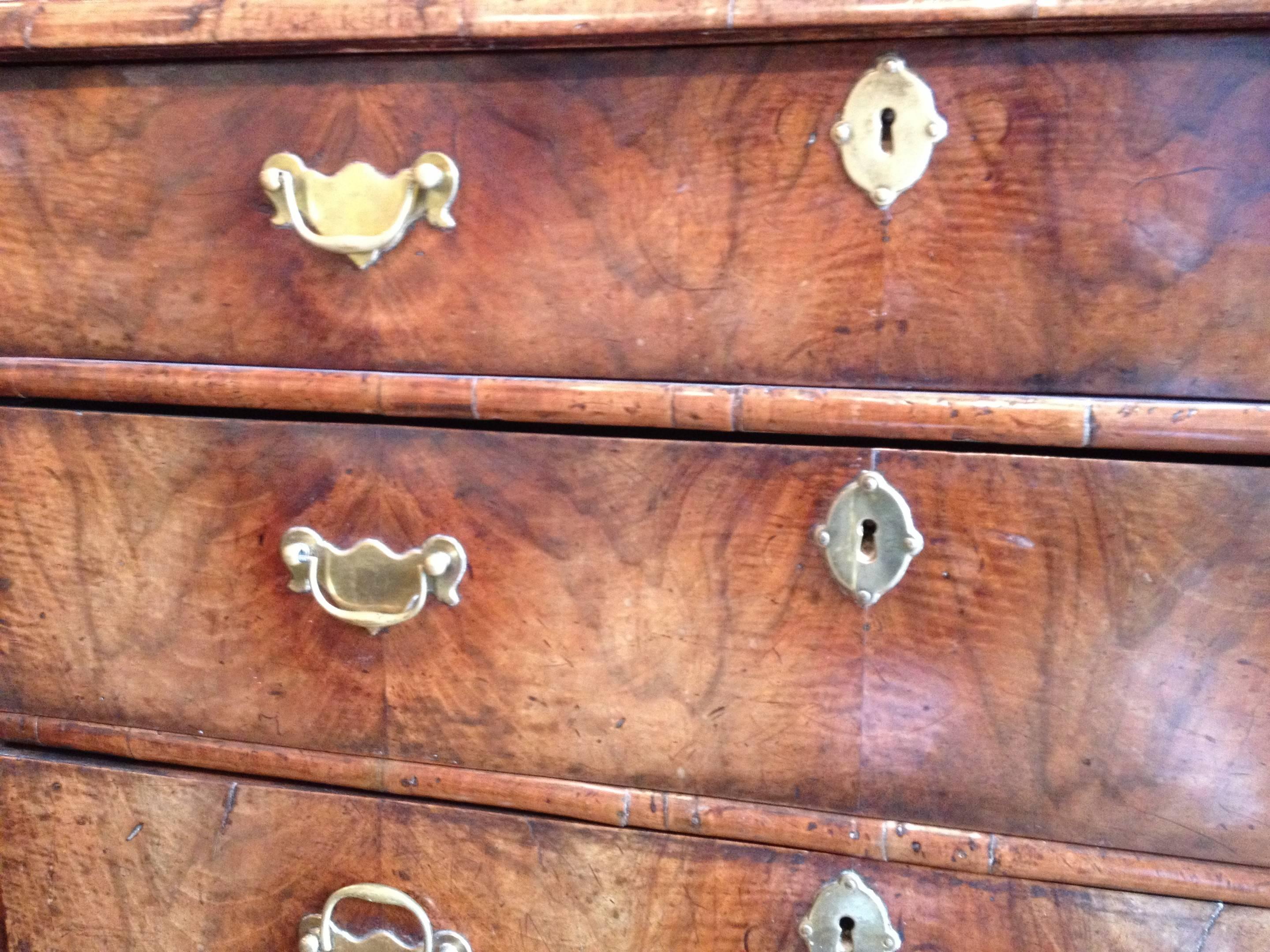 Early 18th Century Antique English Queen Anne Walnut Chest of Drawers In Good Condition For Sale In Devon, GB