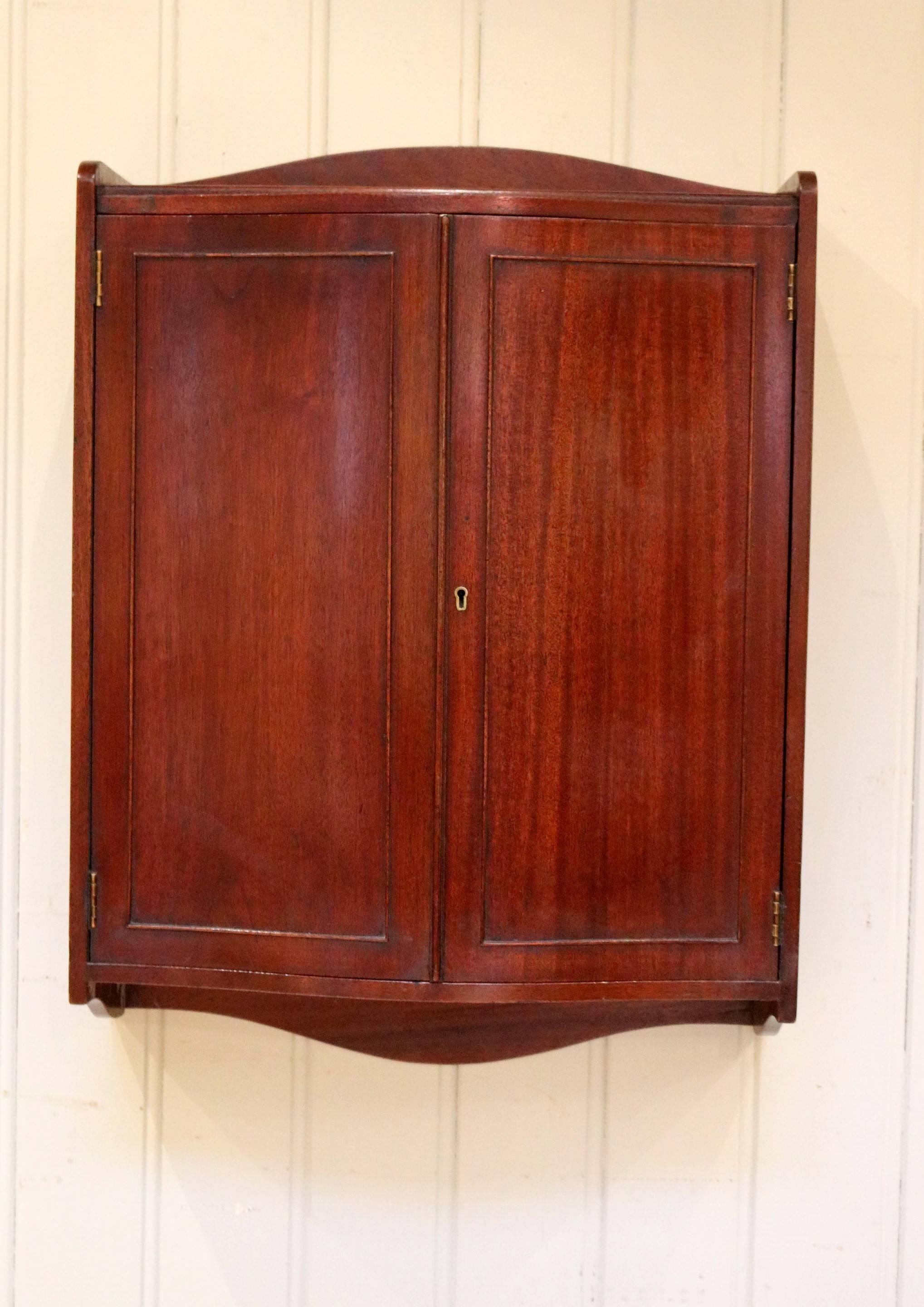 Mahogany Serpentine Front Wall Cabinet In Good Condition For Sale In Buckinghamshire, GB