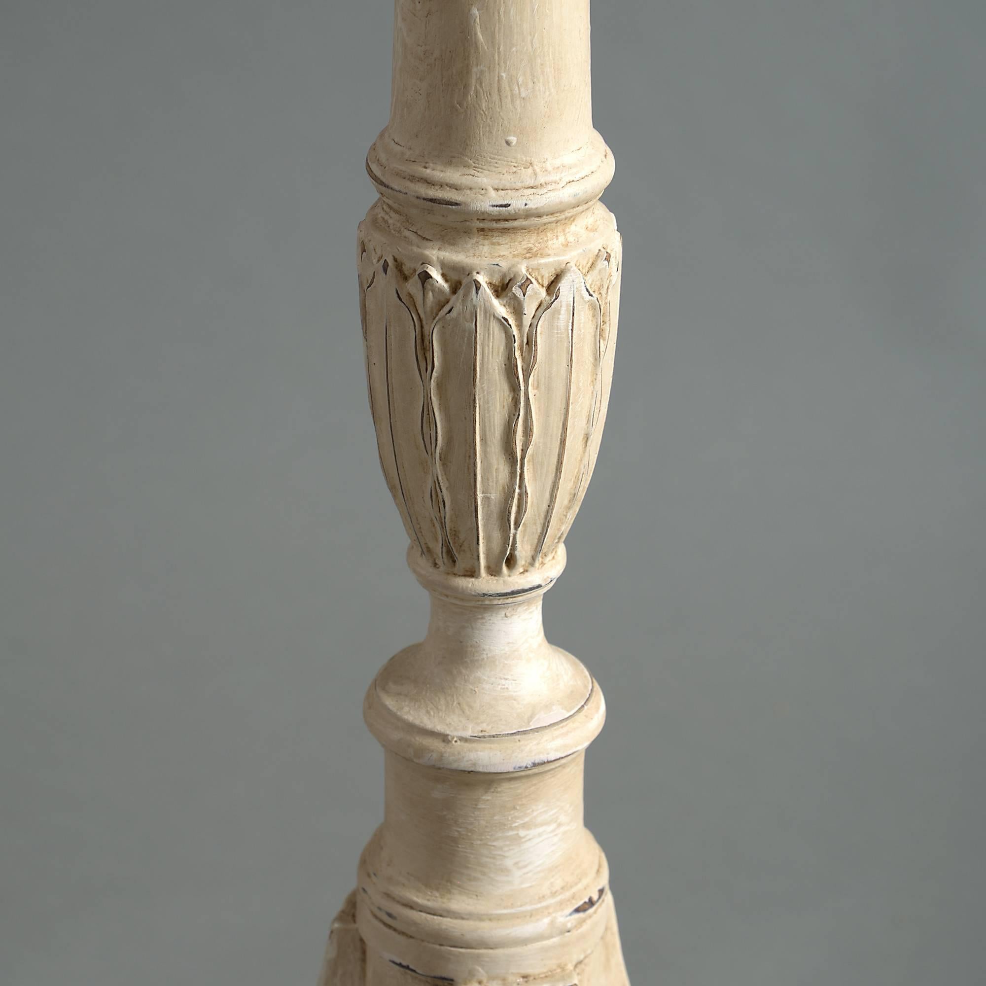 Painted White Early 20th Century George III Style Occasional Table with Dish Top In Good Condition In London, GB