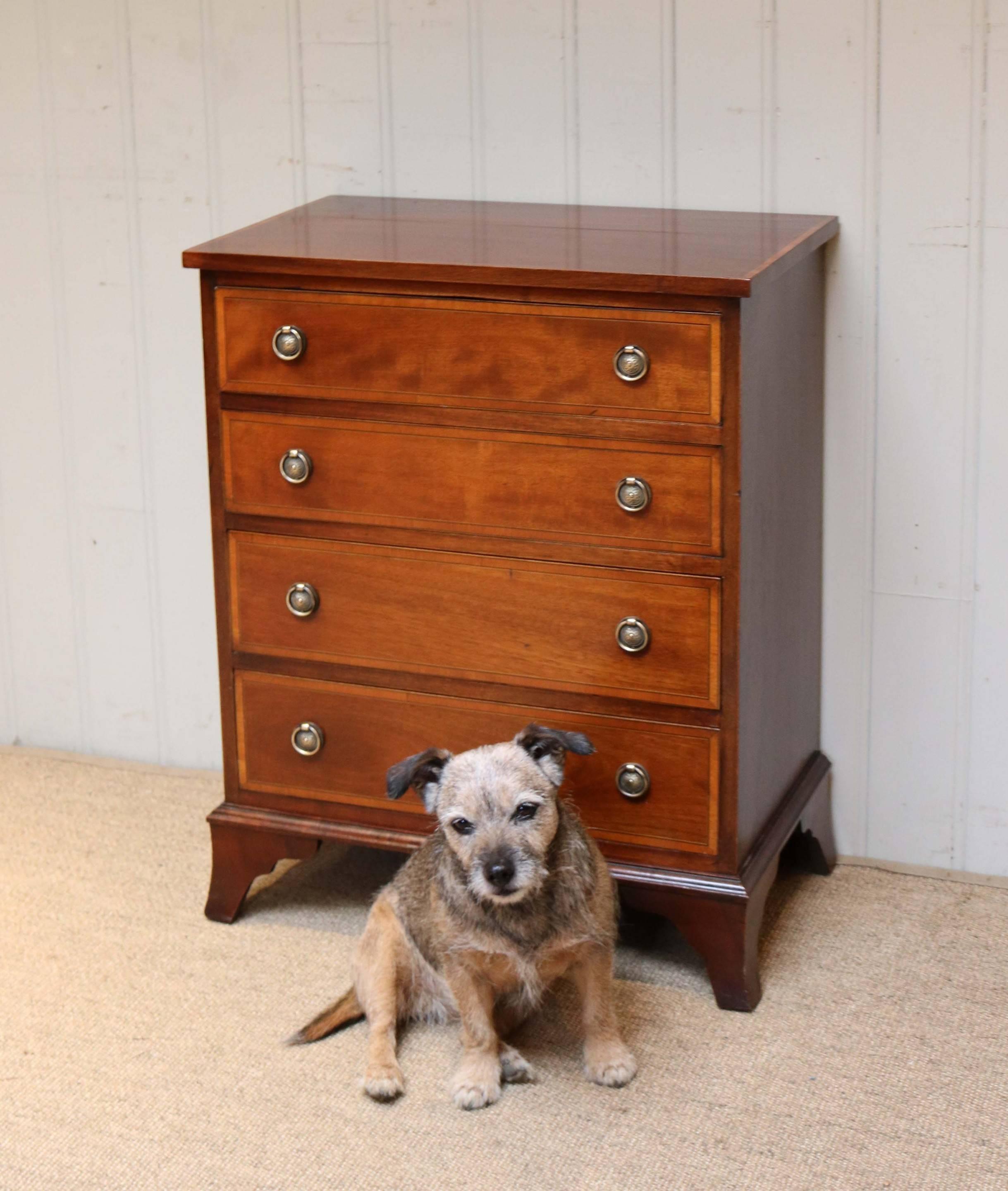 Small Proportioned Mahogany Chest of Drawers In Good Condition In Buckinghamshire, GB