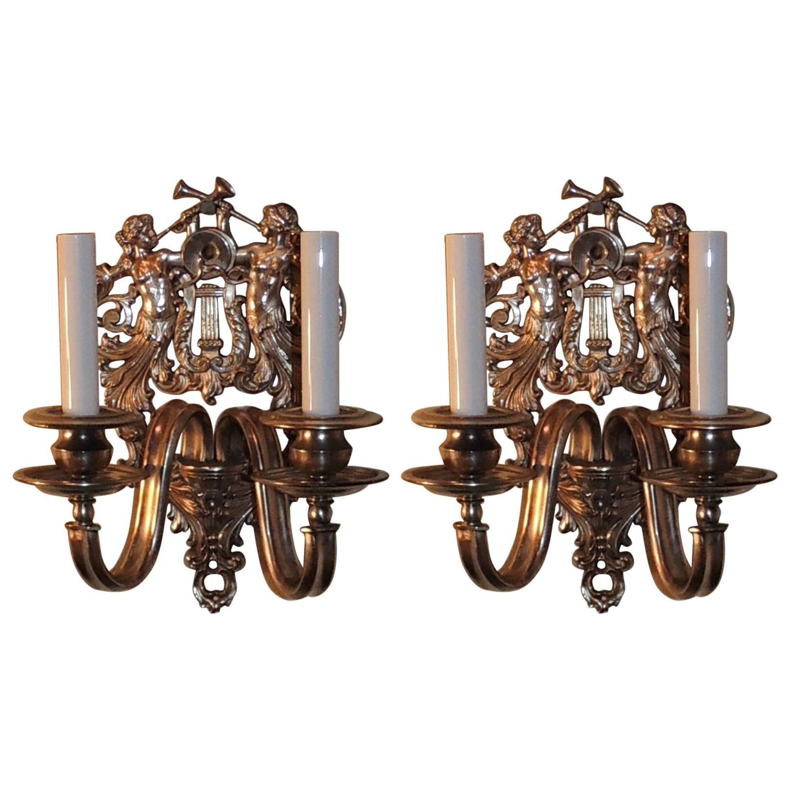 Paar zweiflammige figurale Caldwell-Wandleuchter aus versilberter Bronze mit Trompetenmotiven im Angebot
