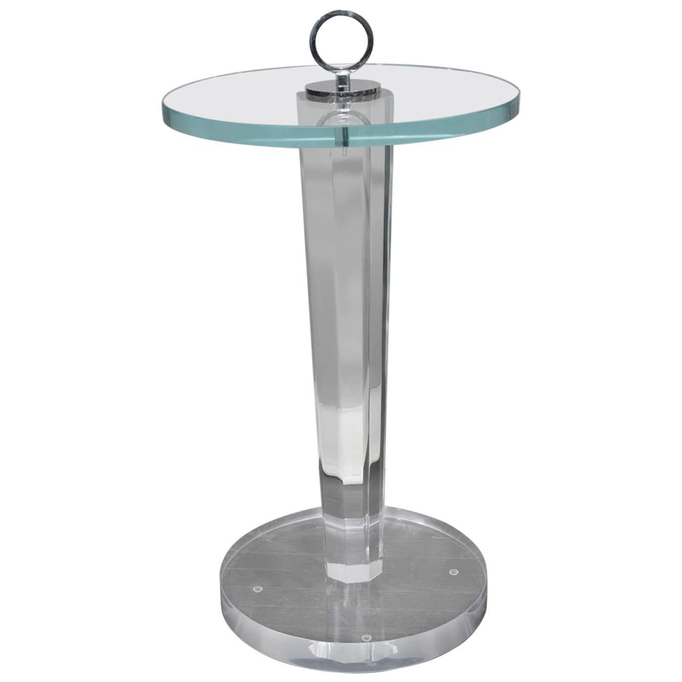 Beistelltisch aus Lucite und Glas mit Nickelbeschlägen im Angebot