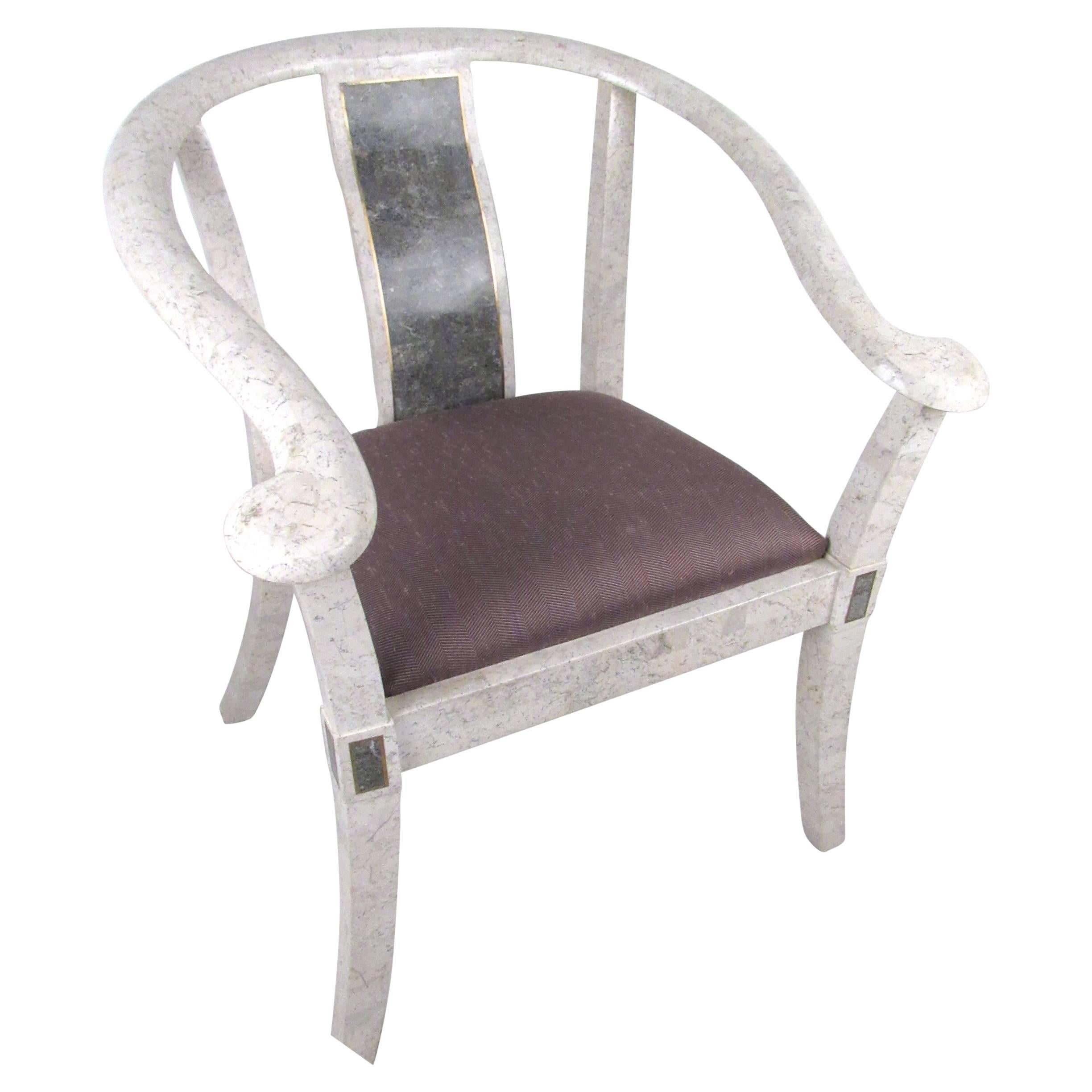 Cette chaise d'appoint vintage unique présente un mélange parfait d'incrustations de marbre tessellé et de laiton, ainsi qu'une forme fluide unique. Combinant à merveille style et confort, cette exquise chaise de style Maitland Smith constitue un
