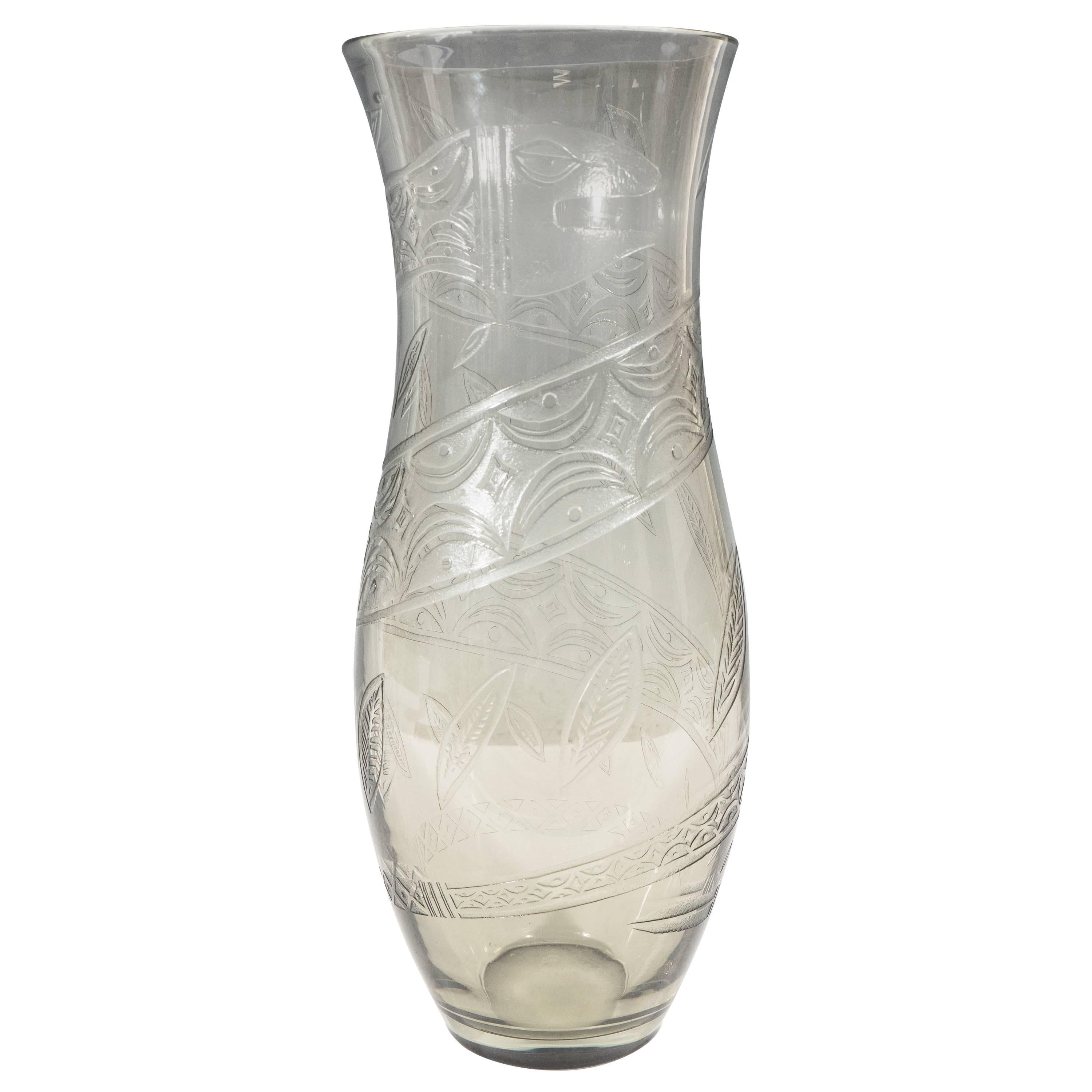 Vase aus geräuchertem Glas mit Schlangendetail im Angebot