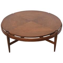 Table basse ronde Bassett en noyer:: années 1960 USA