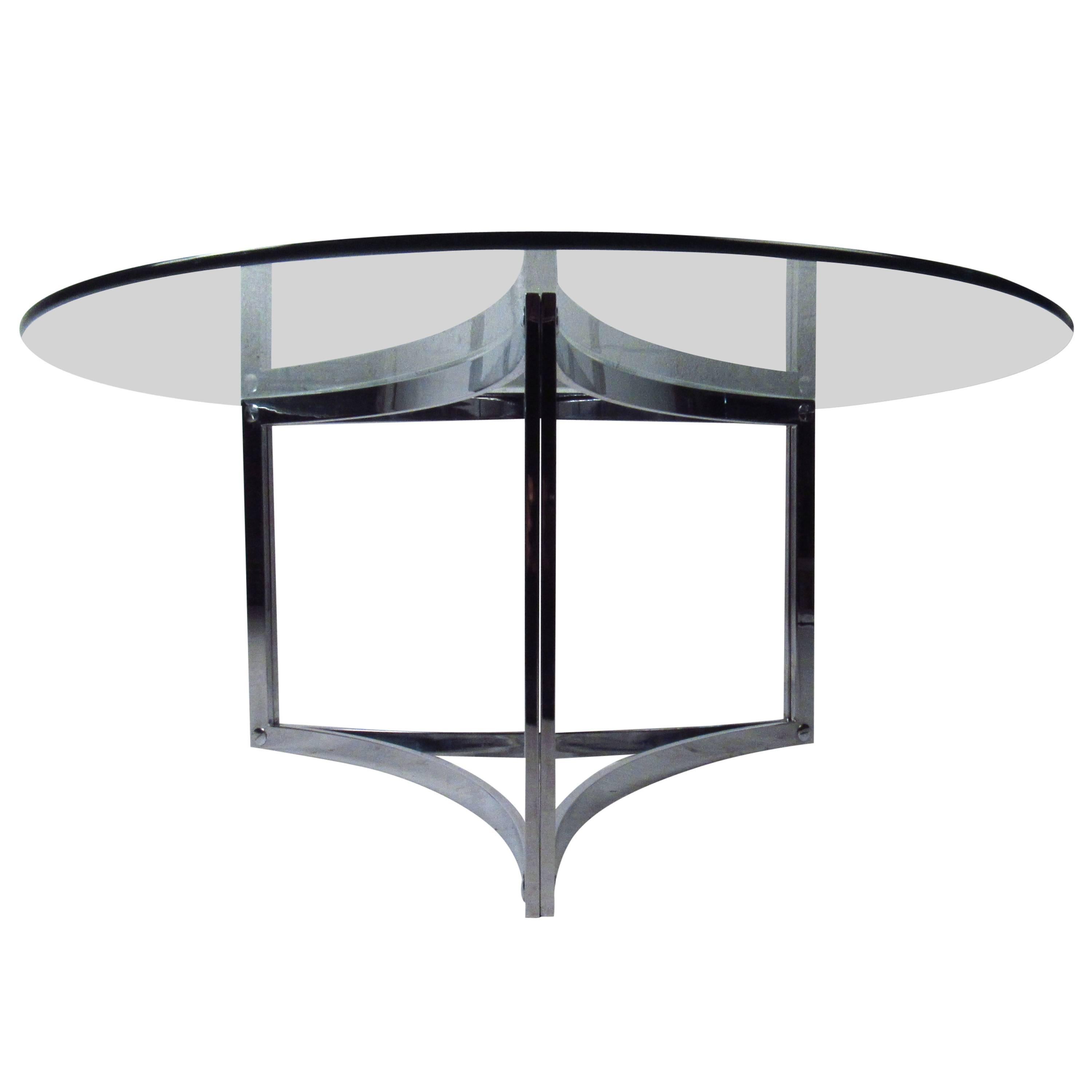 Dieser wunderschöne dreieckige Cocktailtisch ist eine schlichte, aber stilvolle moderne Ergänzung für jeden Raum. Der wunderbare Chromsockel mit der dicken Glasplatte macht ihn zu einem bedeutenden Mittelpunkt. Bitte bestätigen Sie den Standort des