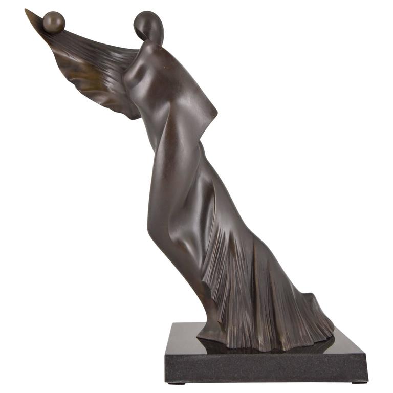 Sculpture moderne en bronze d'une femme par Jean Pierre Baldini. sur 1stDibs
