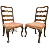 Paar handgeschnitzte Nussbaum-Esszimmerstühle mit Leiterrückenlehne aus dem 18. Jahrhundert, George II.