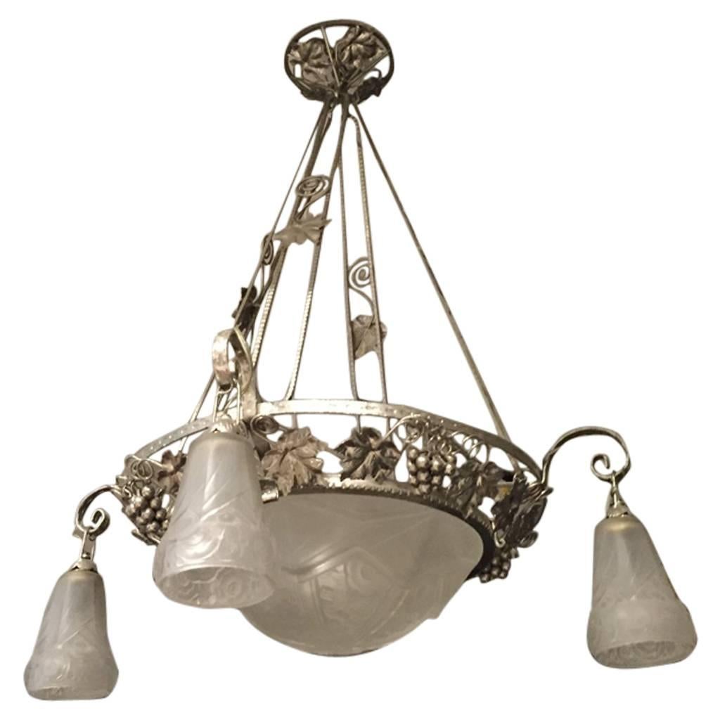 Lampadario francese Art Déco con motivo a uva in vendita