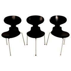 Trois chaises en forme de fourmis, modèle FH 3100 d'Arne Jacobsen, 1970