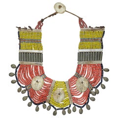  Folk Vintage  Collier de Nagaland sur un panneau de bois