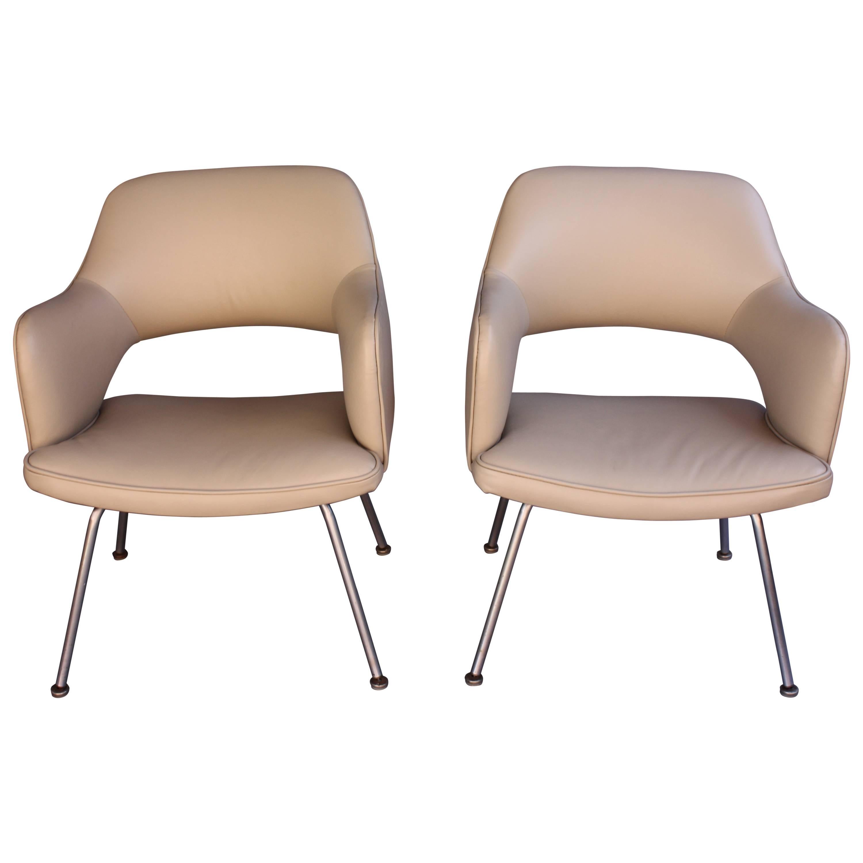 Pair of Vintage Eero Saarinen Executive Chairs by Knoll For Sale
