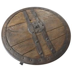 Mittelalterlicher Couchtisch aus geschmiedetem Eisen und Hartholz, Wagon oder Chariot Wheel
